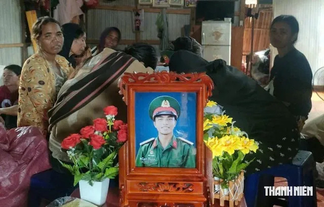 Truy tặng Huân chương Dũng cảm cho thượng sĩ Kpă Thiệp - Ảnh 2.