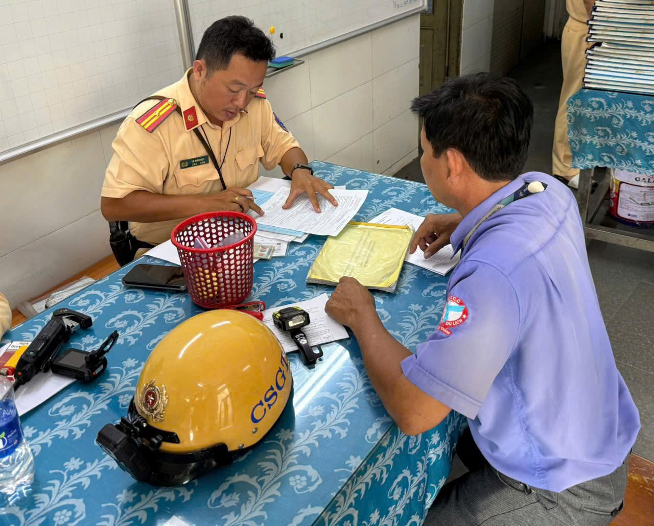 CSGT TP.HCM phạt tài xế xe buýt chạy quá giờ qua dữ liệu giám sát - Ảnh 2.