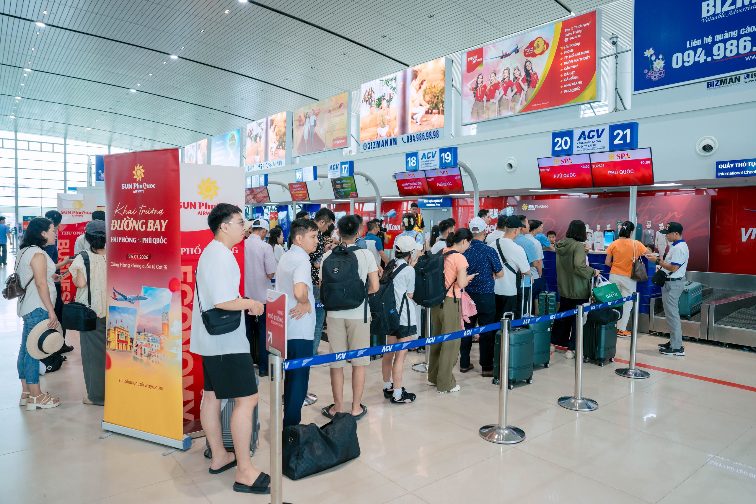 Sun PhuQuoc Airways mở 2 đường bay, khách kín ngay ngày đầu - Ảnh 1.