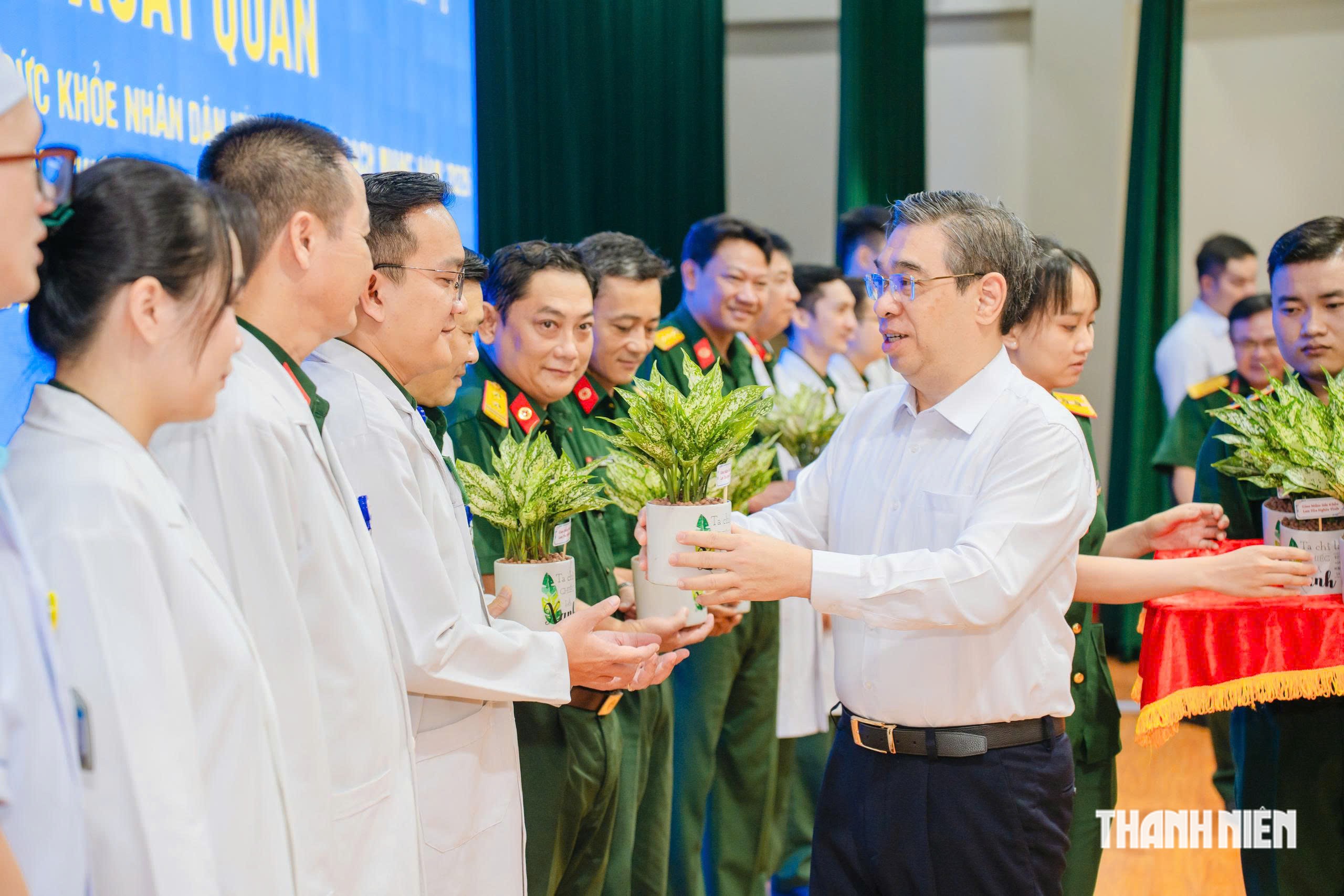 TP.HCM khám bệnh, cấp thuốc miễn phí tại 10 vùng căn cứ cách mạng - Ảnh 2.