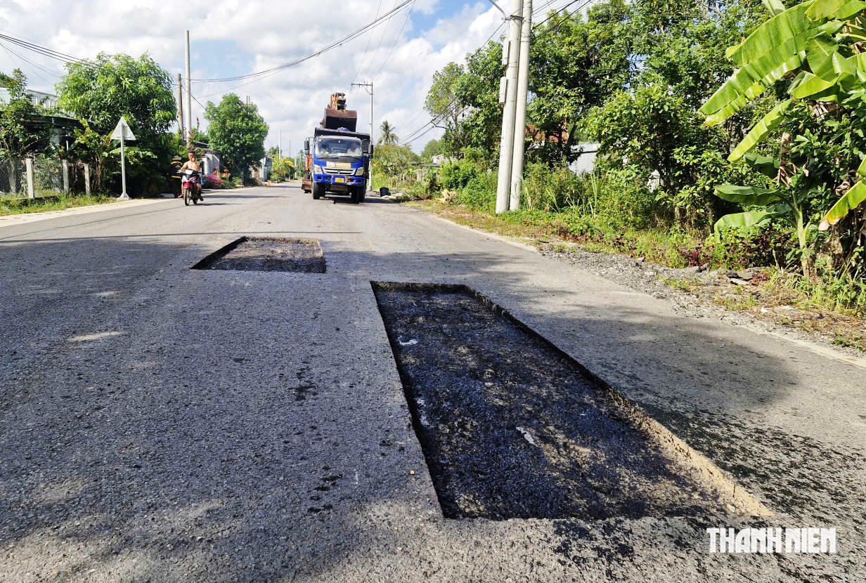 Quốc lộ hơn 1.800 tỉ đồng vừa thảm nhựa đã hỏng,người dân lo chất lượng công trình- Ảnh 6.