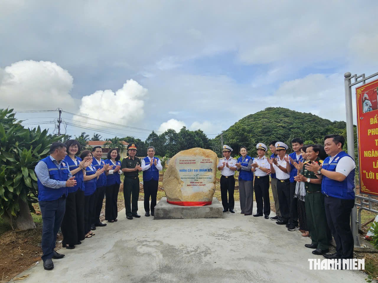 Bí thư Thành ủy TP.HCM Trần Lưu Quang thăm, tặng cựu tù Côn Đảo - Ảnh 3.
