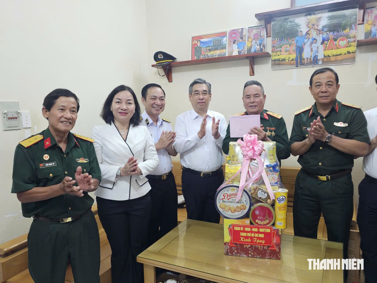 Bí thư Thành ủy TP.HCM Trần Lưu Quang thăm, tặng cựu tù Côn Đảo - Ảnh 2.