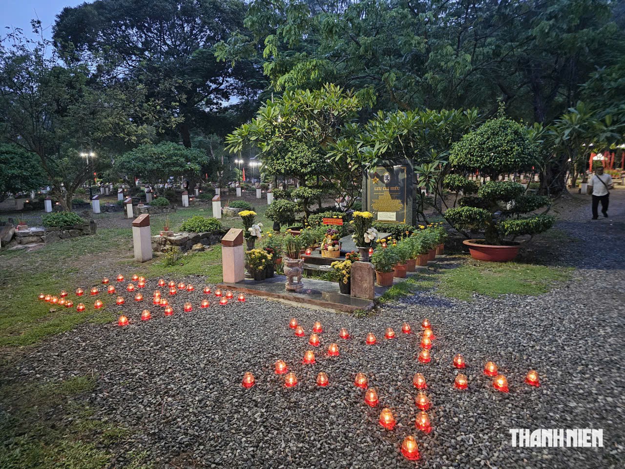 Bí thư Thành ủy TP.HCM Trần Lưu Quang thắp nến tri ân ở Nghĩa trang Hàng Dương- Ảnh 3.