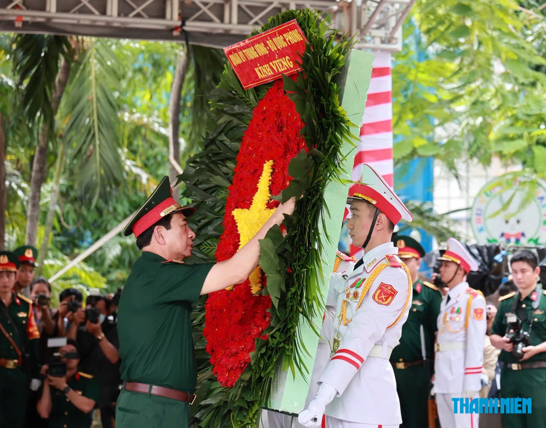 Đại tướng Phan Văn Giang dâng hương tại công viên Lê Thị Riêng - Ảnh 1.