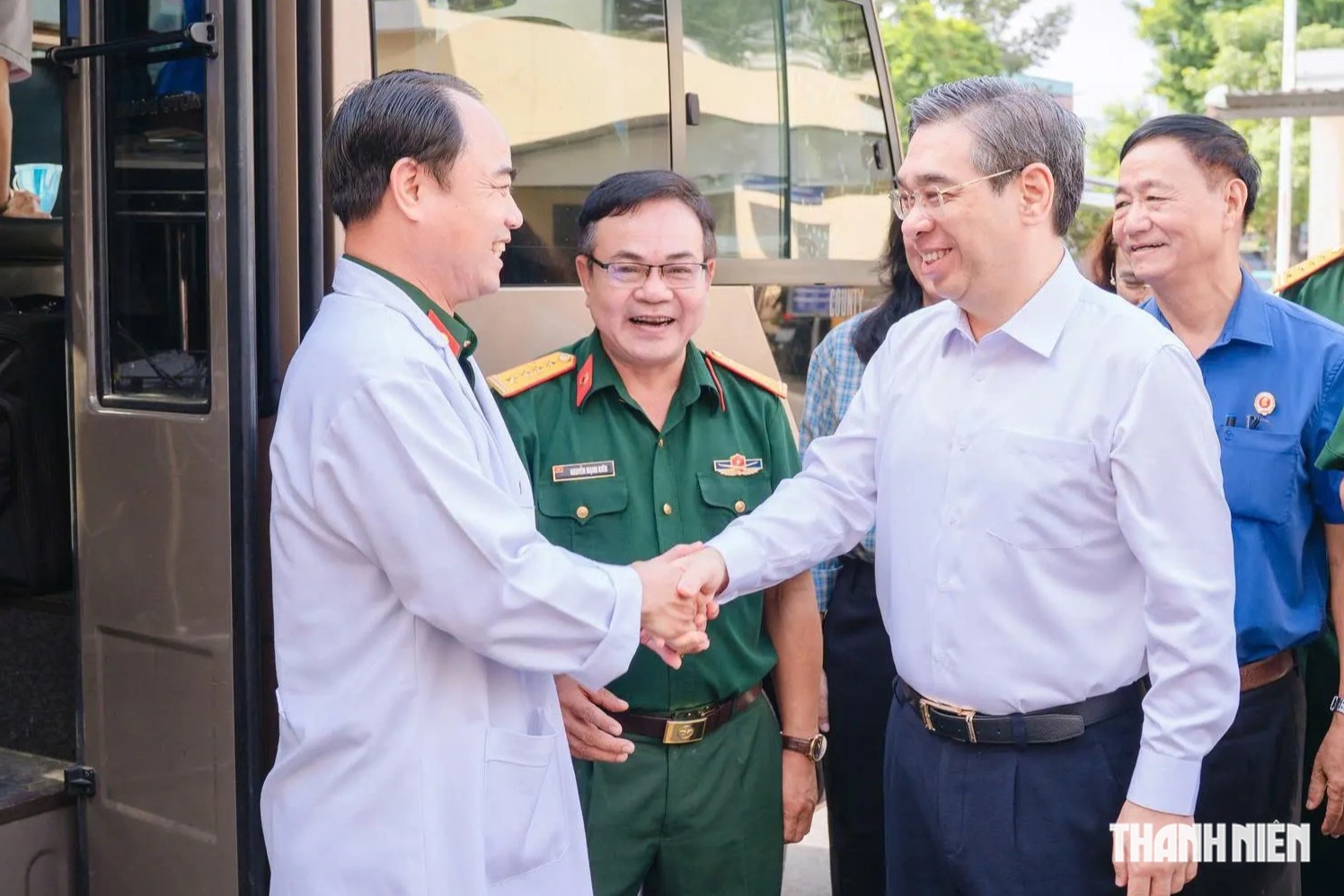 TP.HCM khám bệnh, cấp thuốc miễn phí tại 10 vùng căn cứ cách mạng - Ảnh 1.