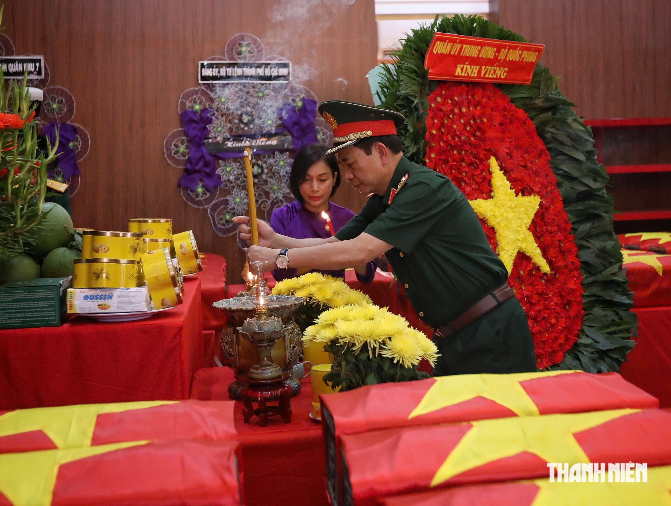 Đại tướng Phan Văn Giang d&acirc;ng hương anh h&ugrave;ng liệt sĩ tại c&ocirc;ng vi&ecirc;n L&ecirc; Thị Ri&ecirc;ng - Ảnh 3.