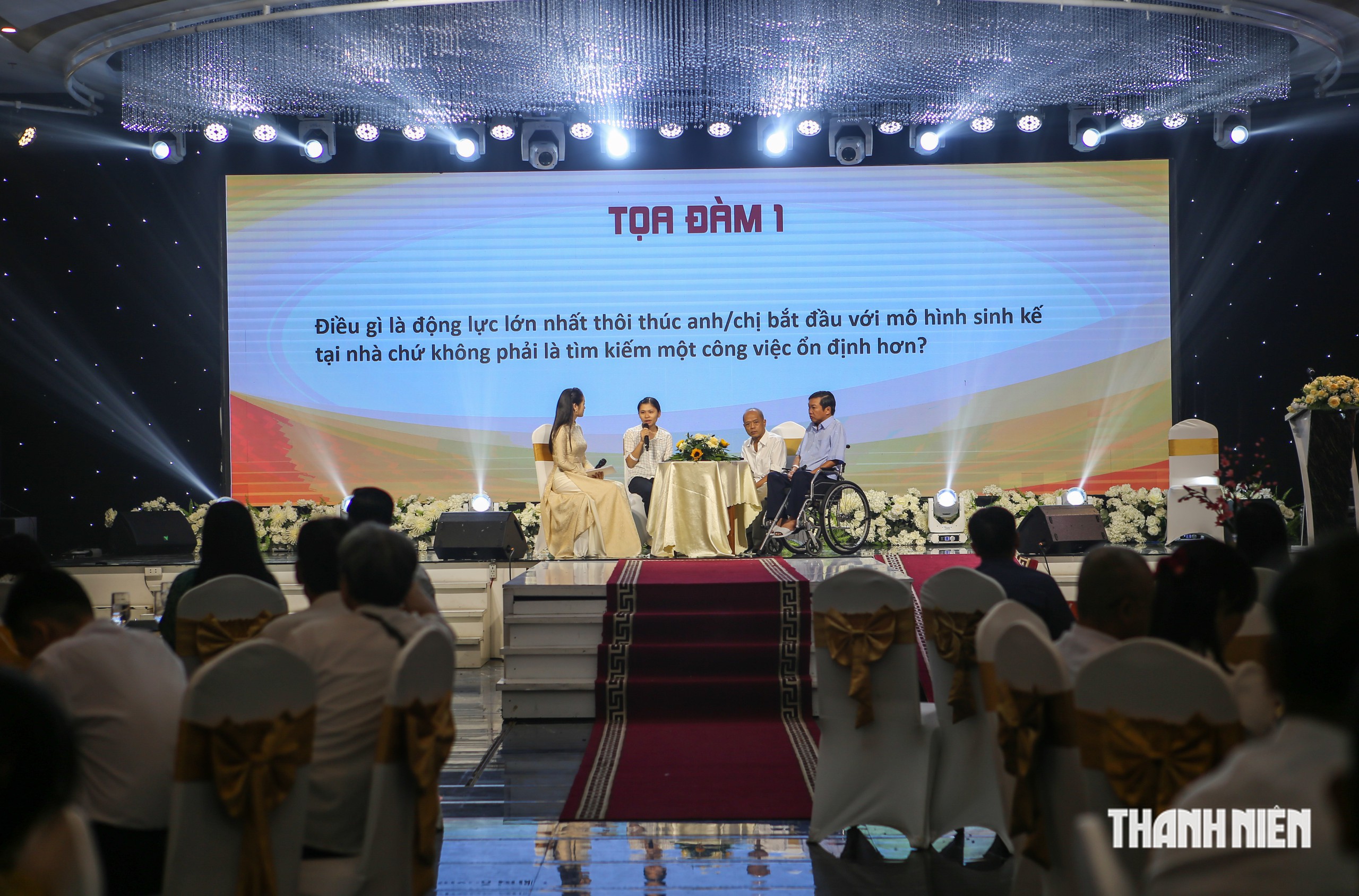  'Tựa đ&ocirc;i tay, vững đ&ocirc;i ch&acirc;n' hỗ trợ người khiếm khuyết ph&aacute;t triển kinh tế- Ảnh 1.