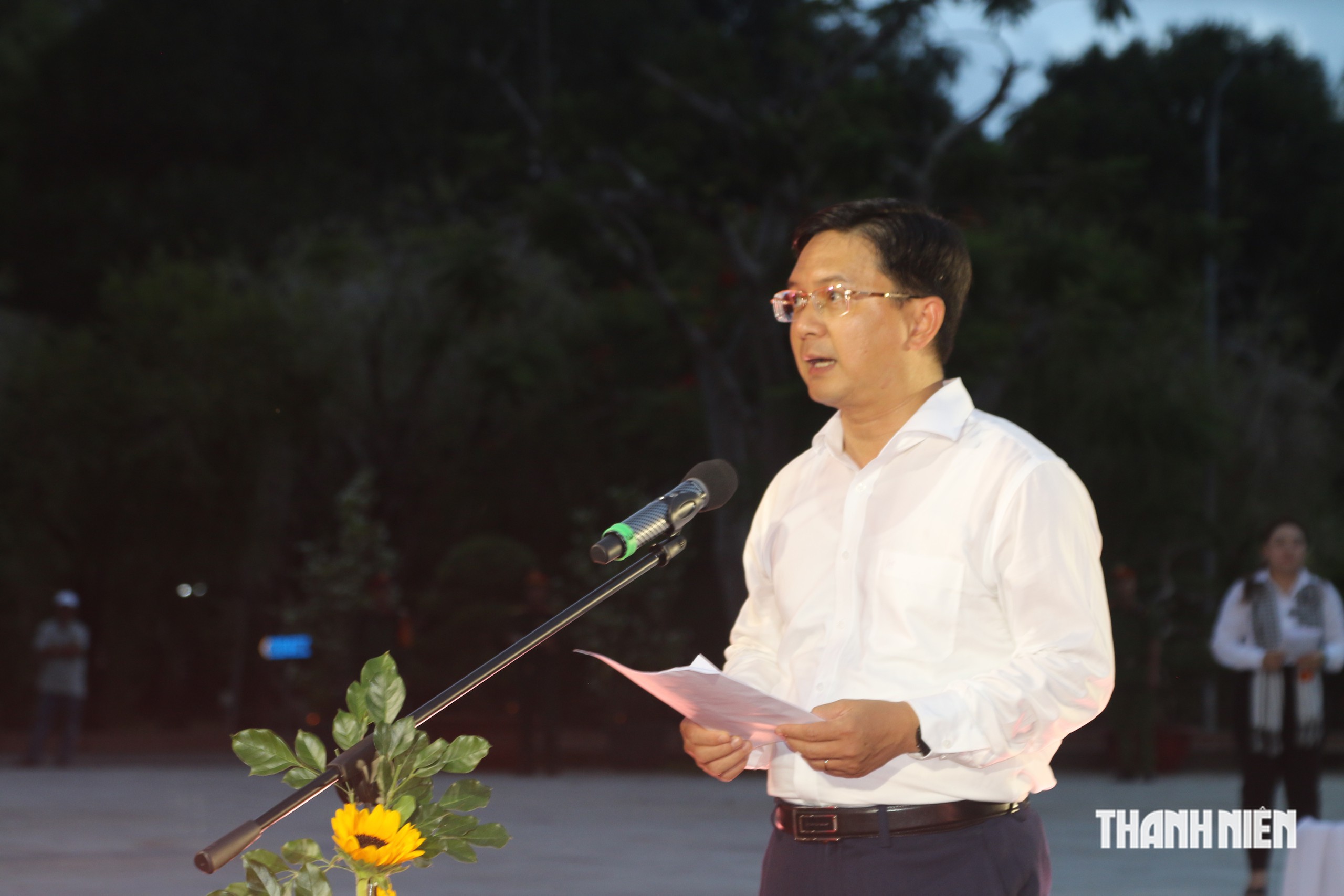 Bí thư Thành ủy TP.HCM Trần Lưu Quang thắp nến tri ân ở Nghĩa trang Hàng Dương- Ảnh 2.