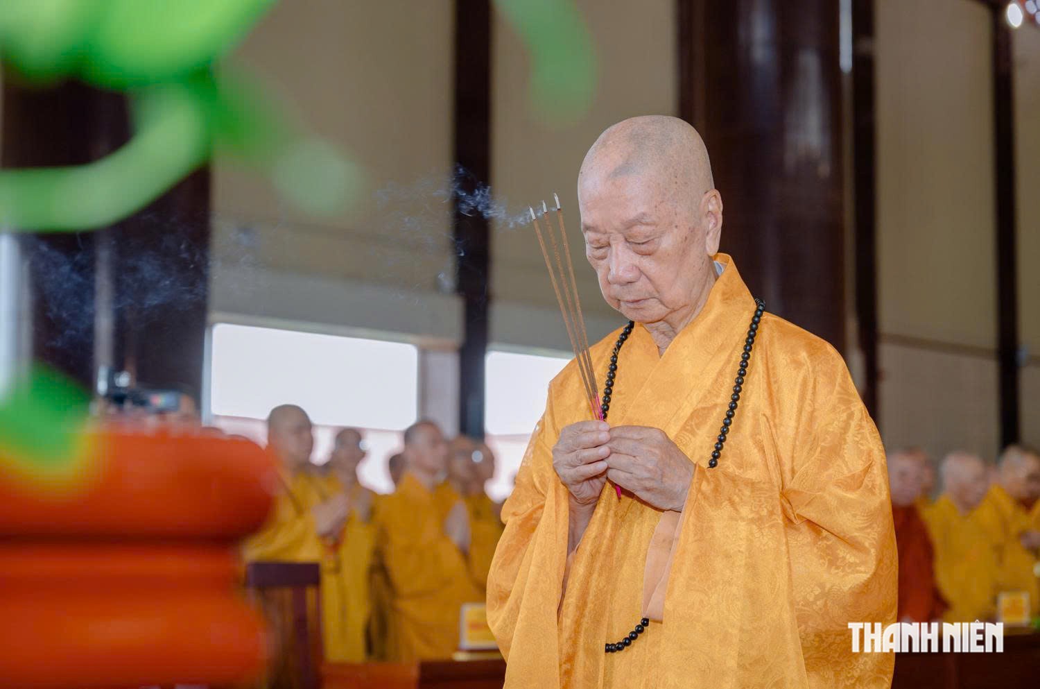 Đức Pháp chủ Giáo hội Phật giáo Việt Nam dự lễ tưởng niệm anh hùng liệt sĩ - Ảnh 1.
