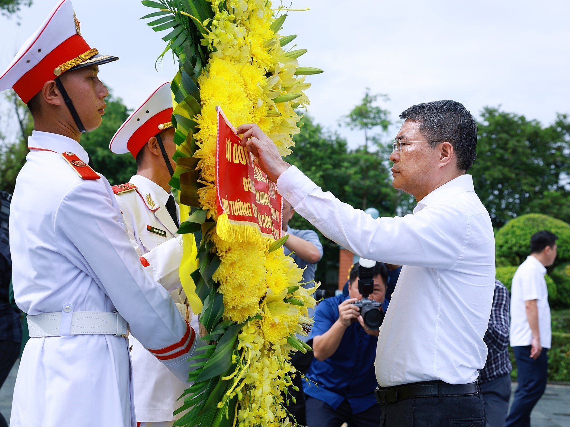 Thủ tướng dâng hương tri ân các Anh hùng liệt sĩ tại Điện Biên - Ảnh 1.