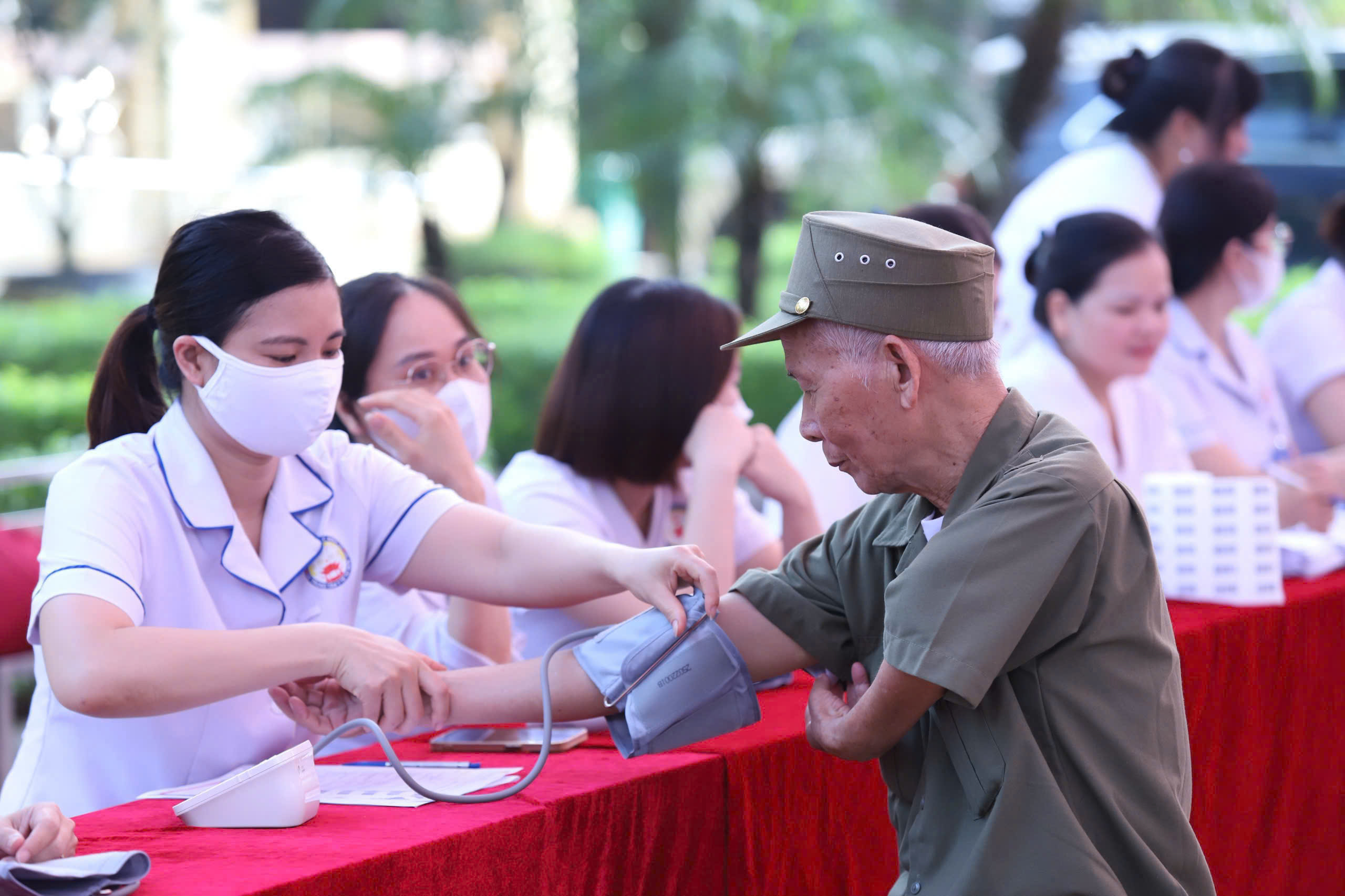 Chăm sóc sức khỏe người có công chu đáo hơn- Ảnh 3.