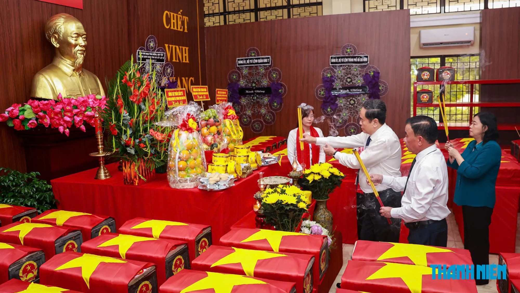 Chủ tịch Quốc hội Trần Thanh Mẫn dâng hương anh hùng liệt sĩ tại công viên LêThịRiêng - Ảnh 4.