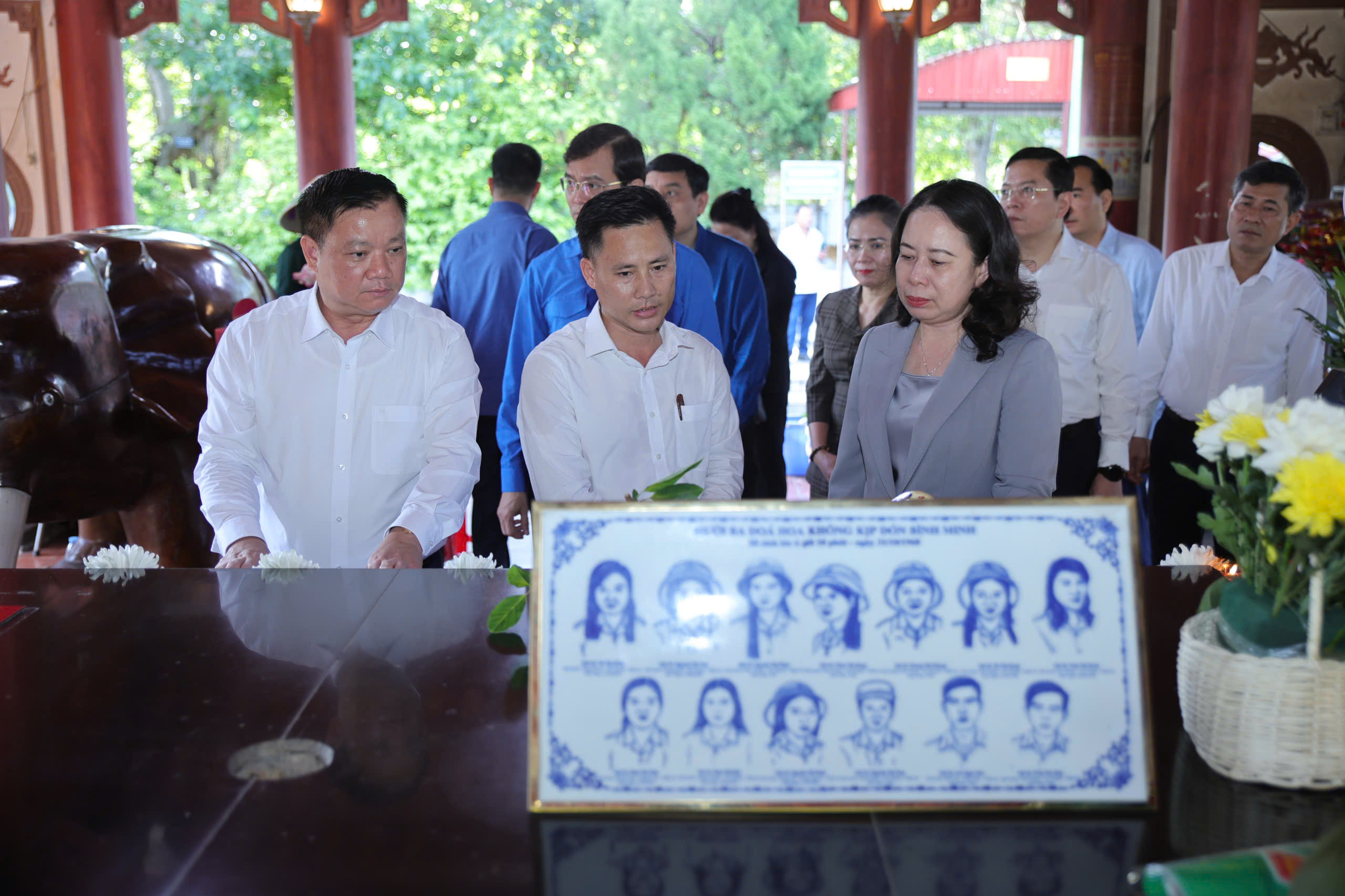 Phó chủ tịch nước Võ Thị Ánh Xuân dâng hương tại 'tọa độ lửa' Truông Bồn- Ảnh 2.