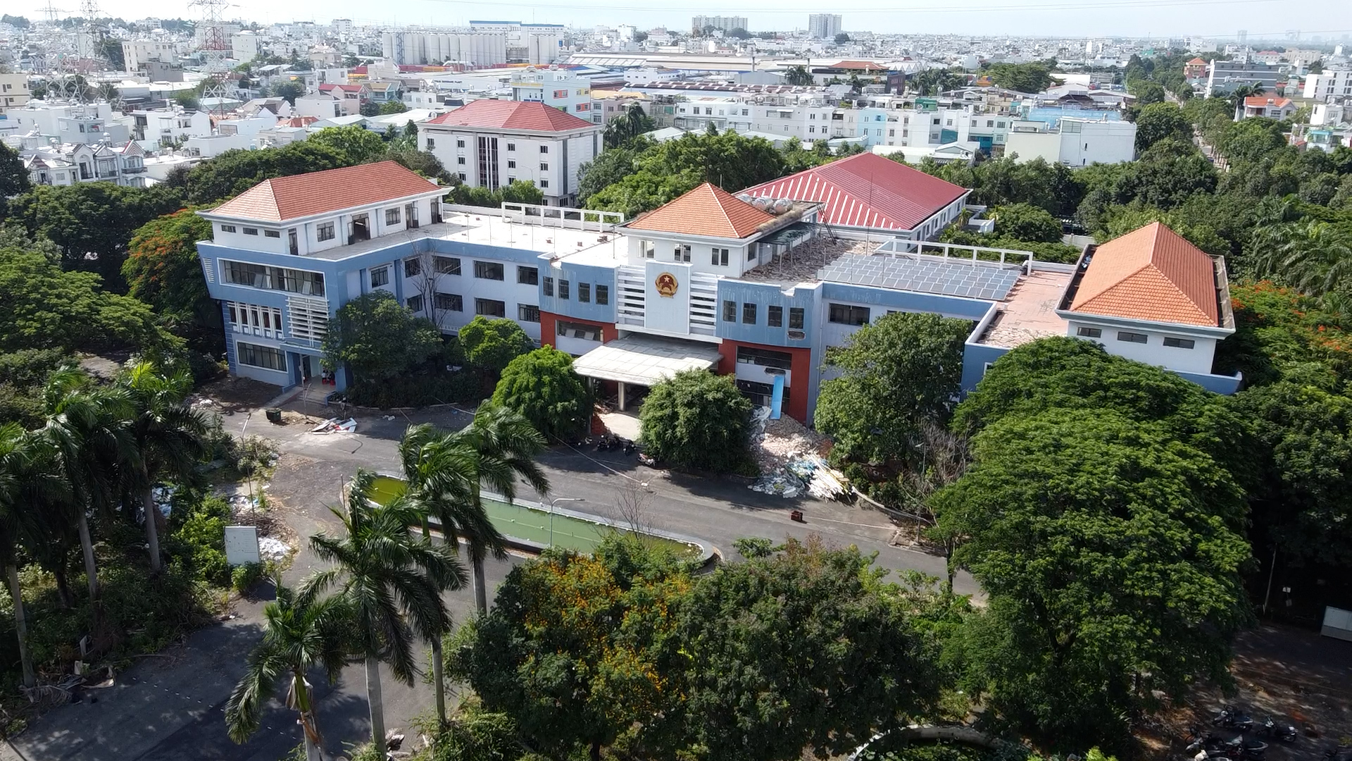 B&ecirc;n trong trụ sở UBND Q.12 cũ trước ng&agrave;y &lsquo;lột x&aacute;c&rsquo; th&agrave;nh Trường L&ecirc; Thị Ri&ecirc;ng- Ảnh 1.