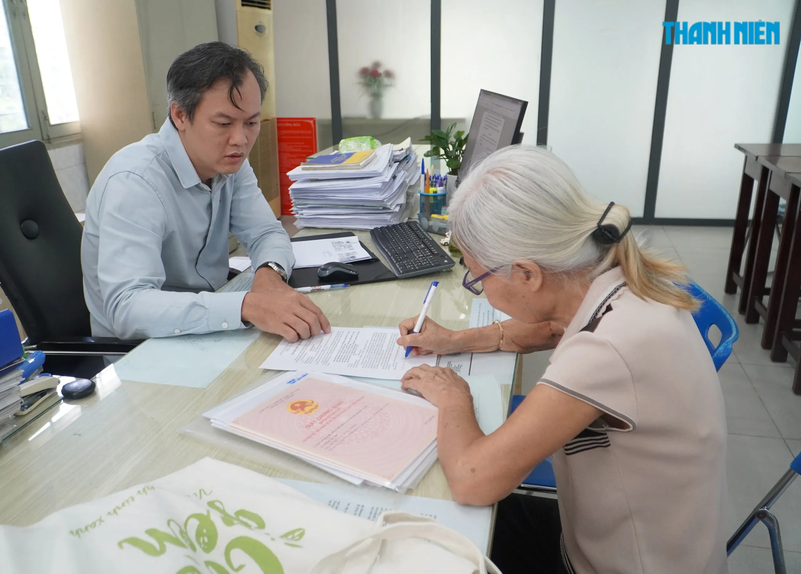 Công chứng mua bán, tặng cho, di chúc đất đai giúp tránh rủi ro ở đâu? - Ảnh 1.