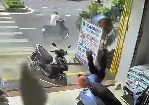 Thùng phuy cũ phát nổ như bom khi đang cưa nắp, người đàn ông bị hất văng - Ảnh 1.