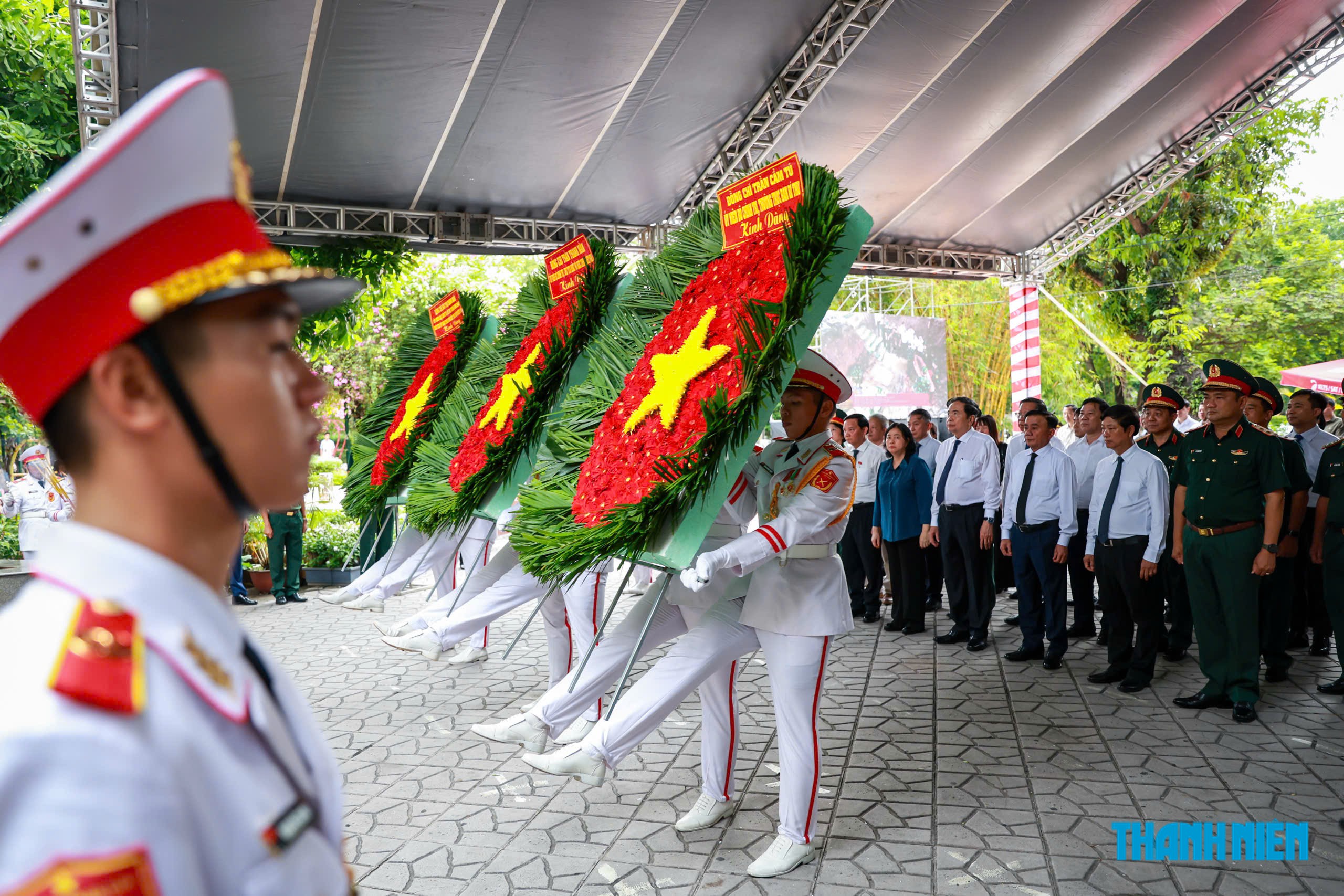 Chủ tịch Quốc hội Trần Thanh Mẫn dâng hương anh hùng liệt sĩ tại công viên LêThịRiêng - Ảnh 2.