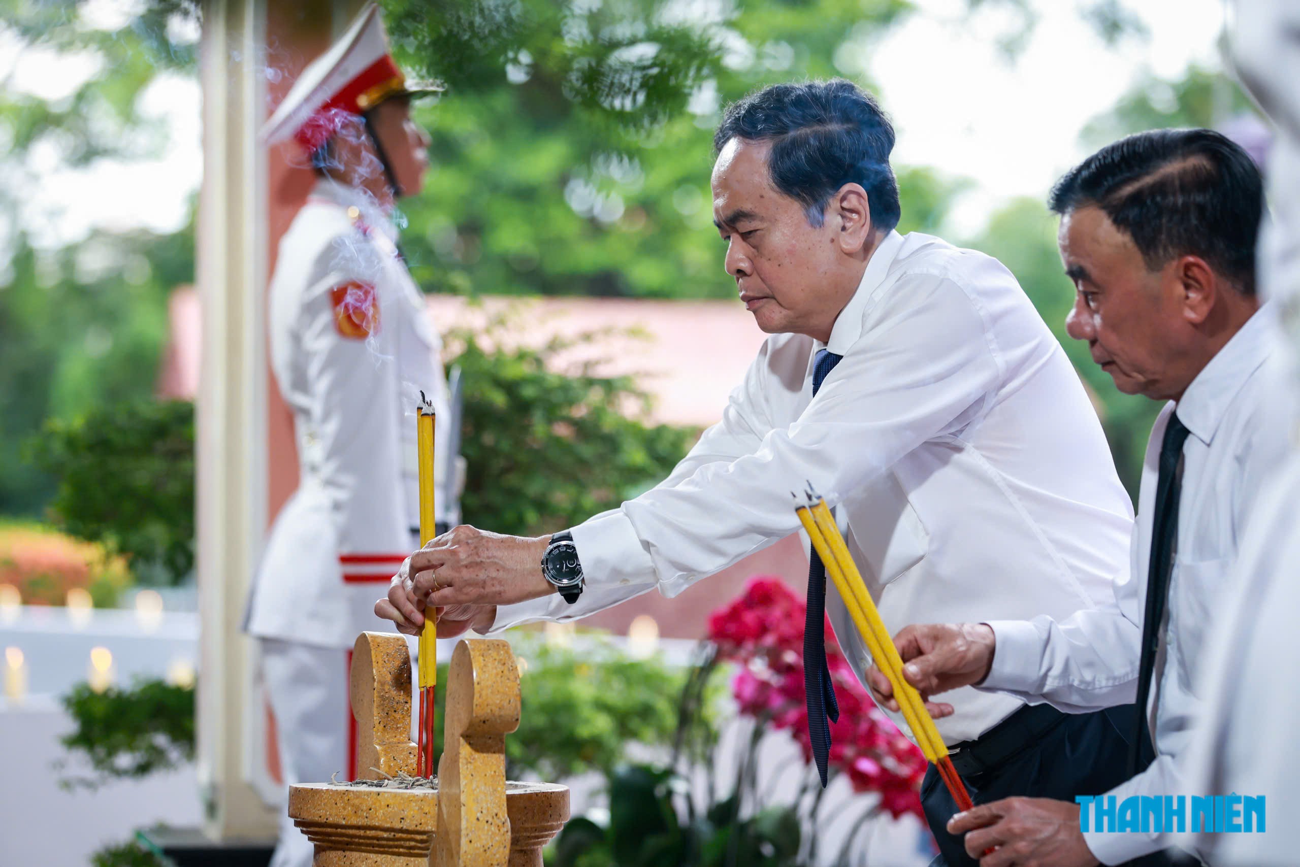 Chủ tịch Quốc hội Trần Thanh Mẫn dâng hương anh hùng liệt sĩ tại công viên LêThịRiêng - Ảnh 3.