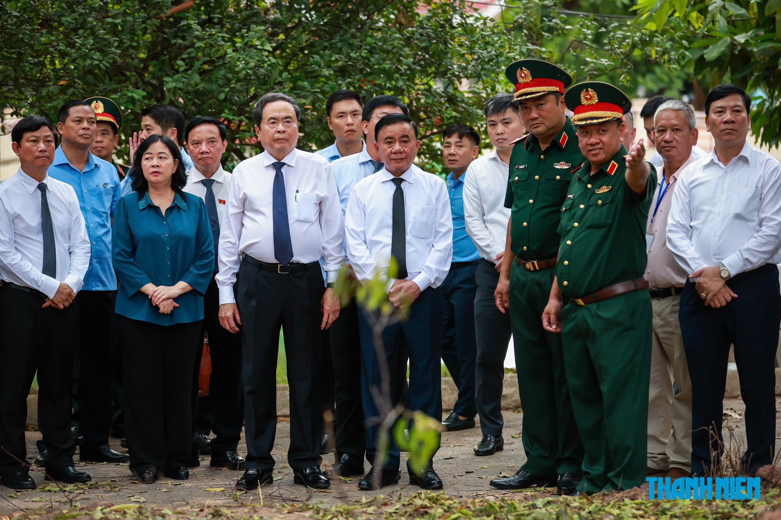 Chủ tịch Quốc hội Trần Thanh Mẫn dâng hương anh hùng liệt sĩ tại công viên LêThịRiêng - Ảnh 6.
