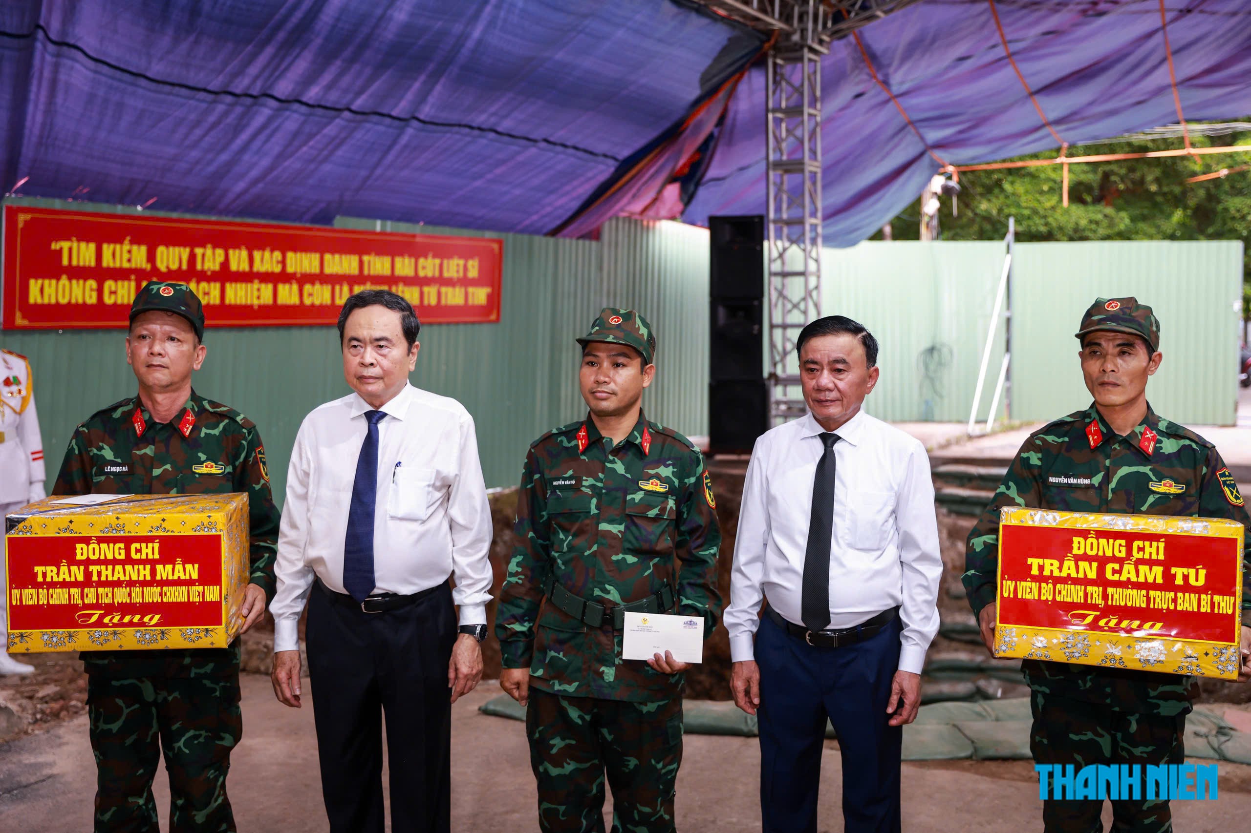 Chủ tịch Quốc hội Trần Thanh Mẫn dâng hương anh hùng liệt sĩ tại công viên LêThịRiêng - Ảnh 9.