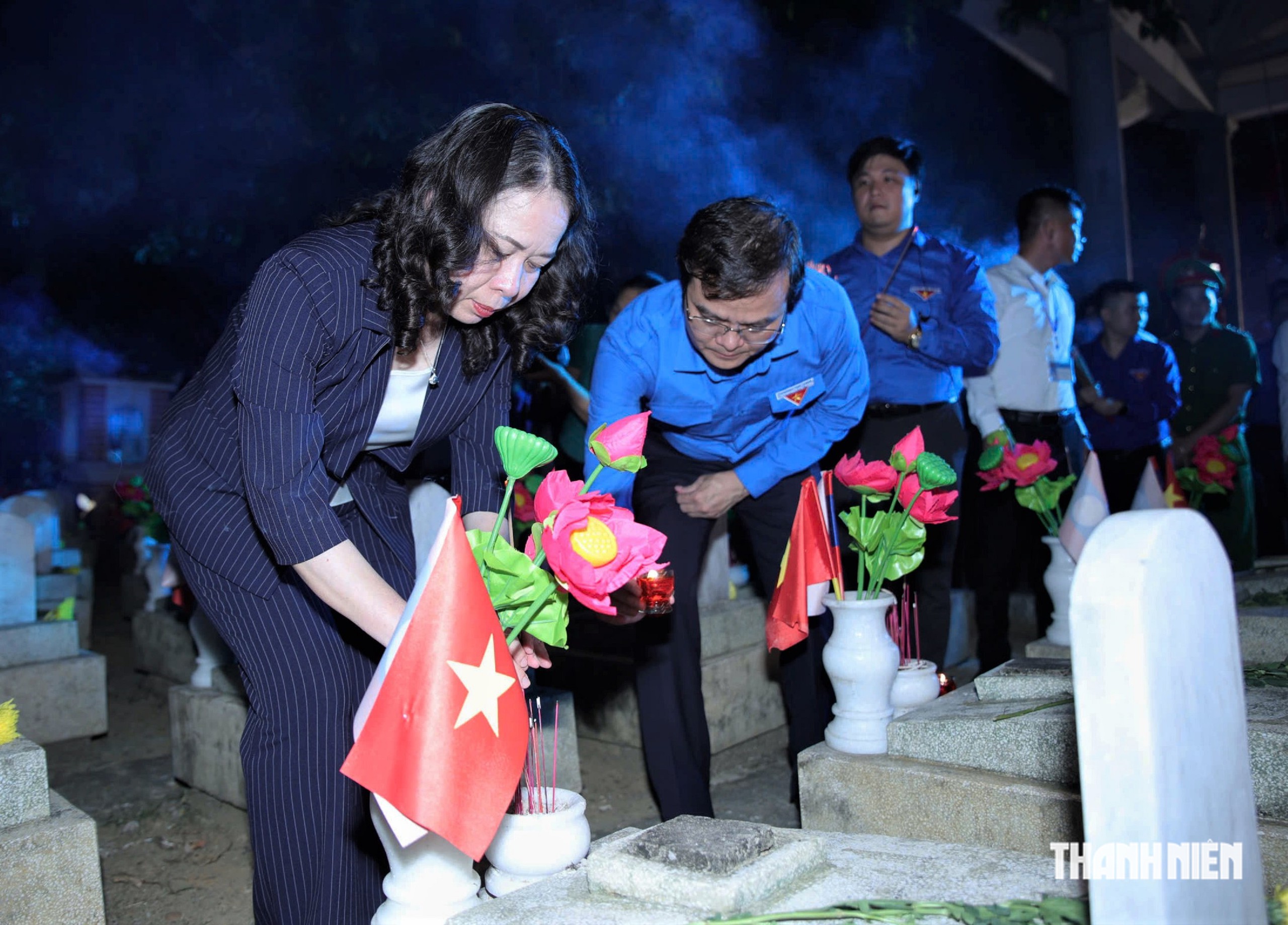 Lung linh &aacute;nh nến tri &acirc;n c&aacute;c anh h&ugrave;ng, liệt sĩ tại Nghĩa trang Việt - L&agrave;o- Ảnh 2.