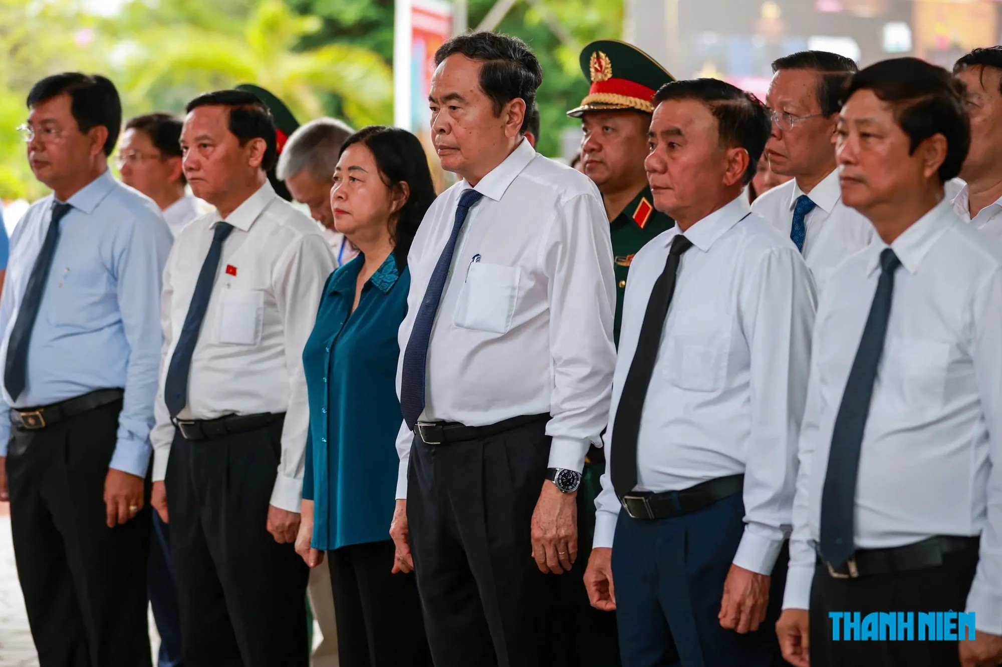 Chủ tịch Quốc hội Trần Thanh Mẫn d&acirc;ng hương anh h&ugrave;ng liệt sĩ tại c&ocirc;ng vi&ecirc;n L&ecirc;ThịRi&ecirc;ng - Ảnh 1.