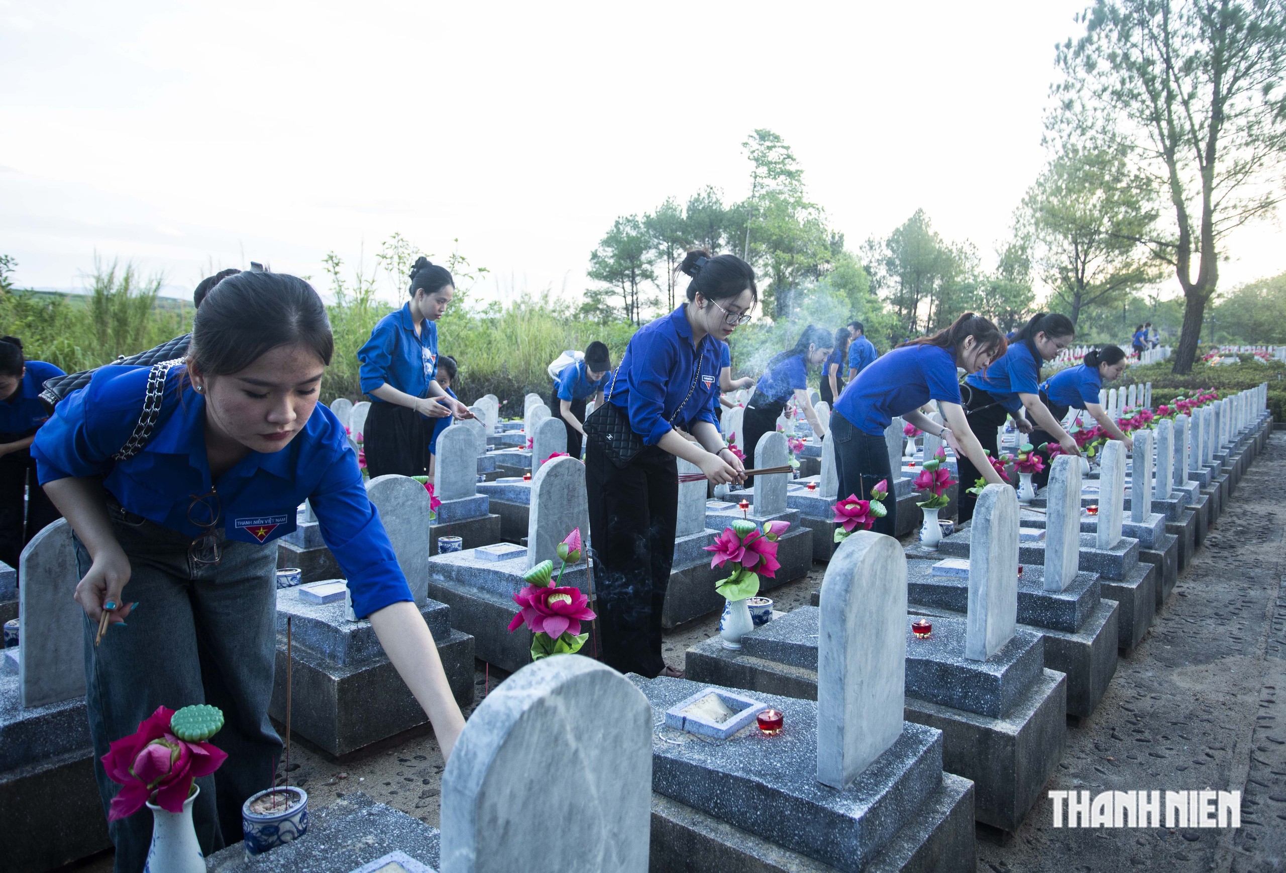 Đại tướng Phan Văn Giang d&acirc;ng hương tại Nghĩa trang liệt sĩ quốc gia Đường 9- Ảnh 12.