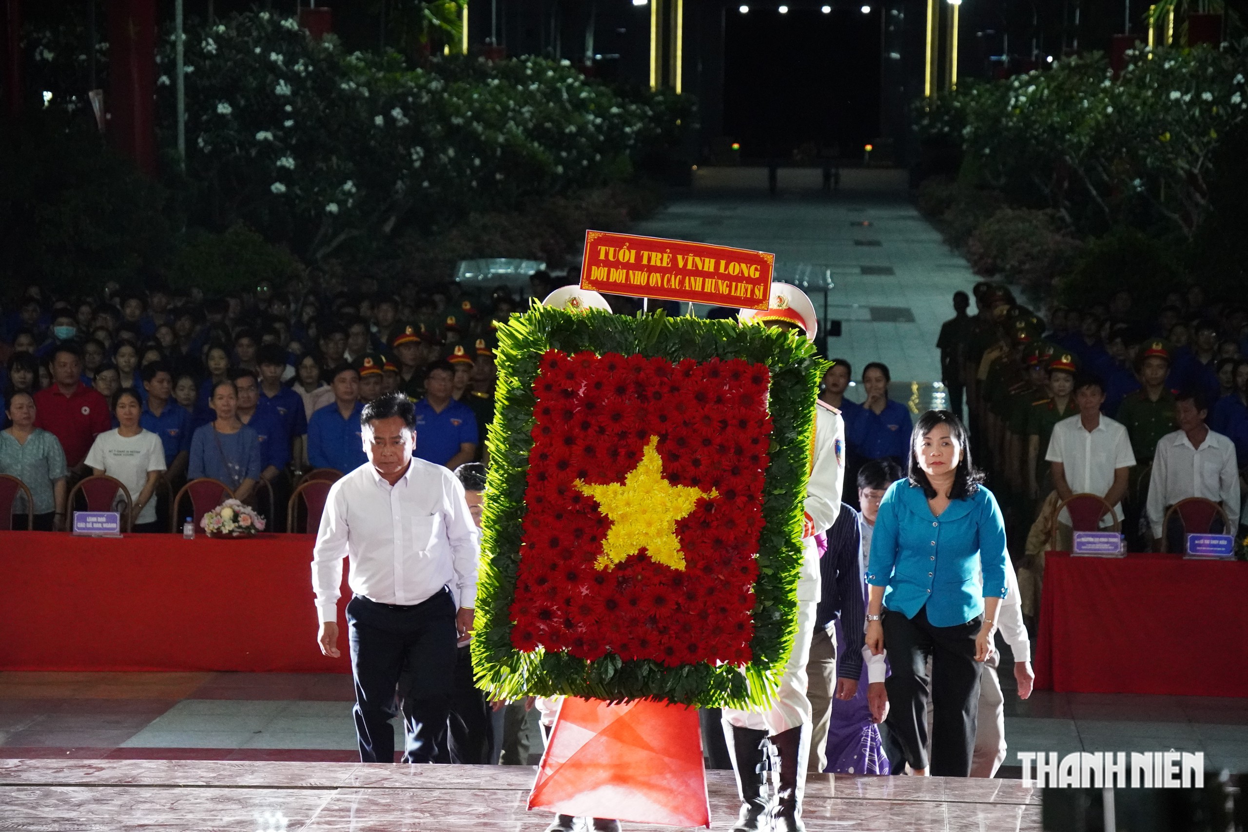 Thanh niên Vĩnh Long thắp nến tri ân liệt sĩ - Ảnh 1.