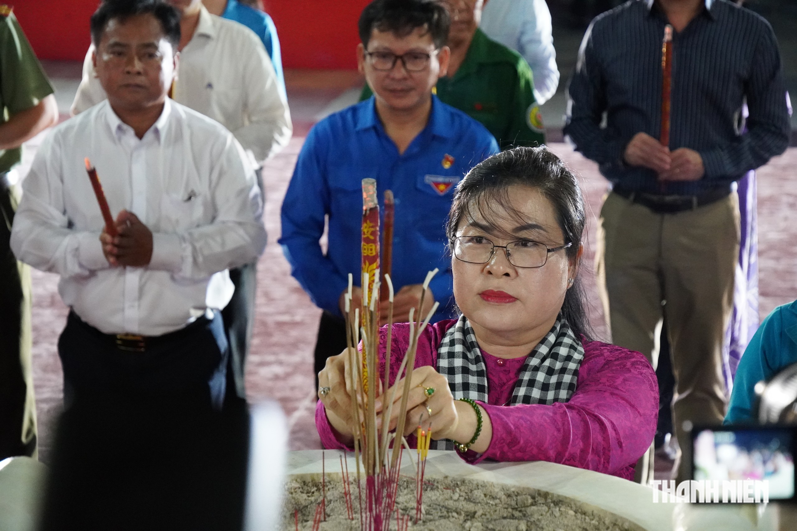 Thanh niên Vĩnh Long thắp nến tri ân liệt sĩ - Ảnh 2.