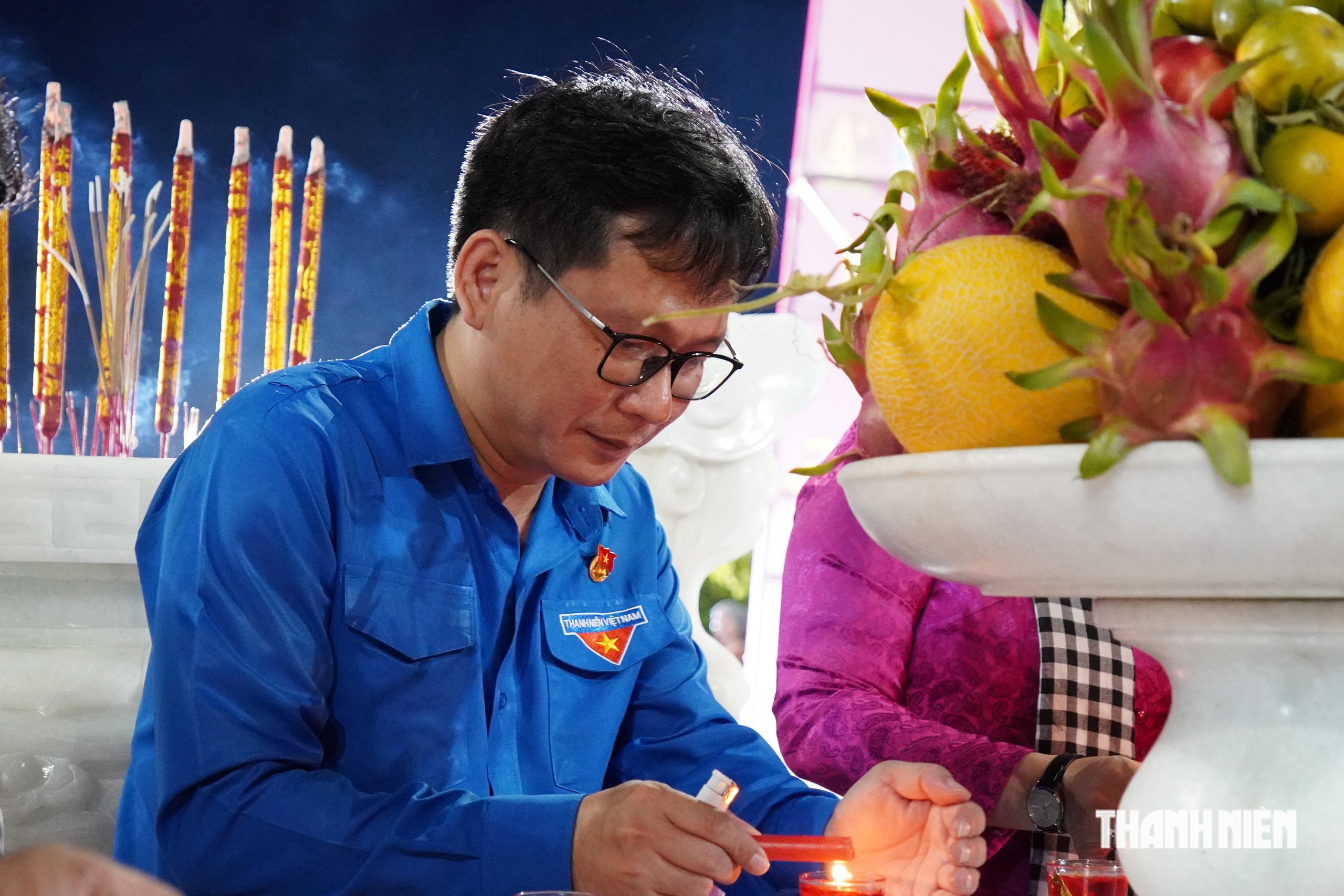 Thanh niên Vĩnh Long thắp nến tri ân liệt sĩ - Ảnh 3.