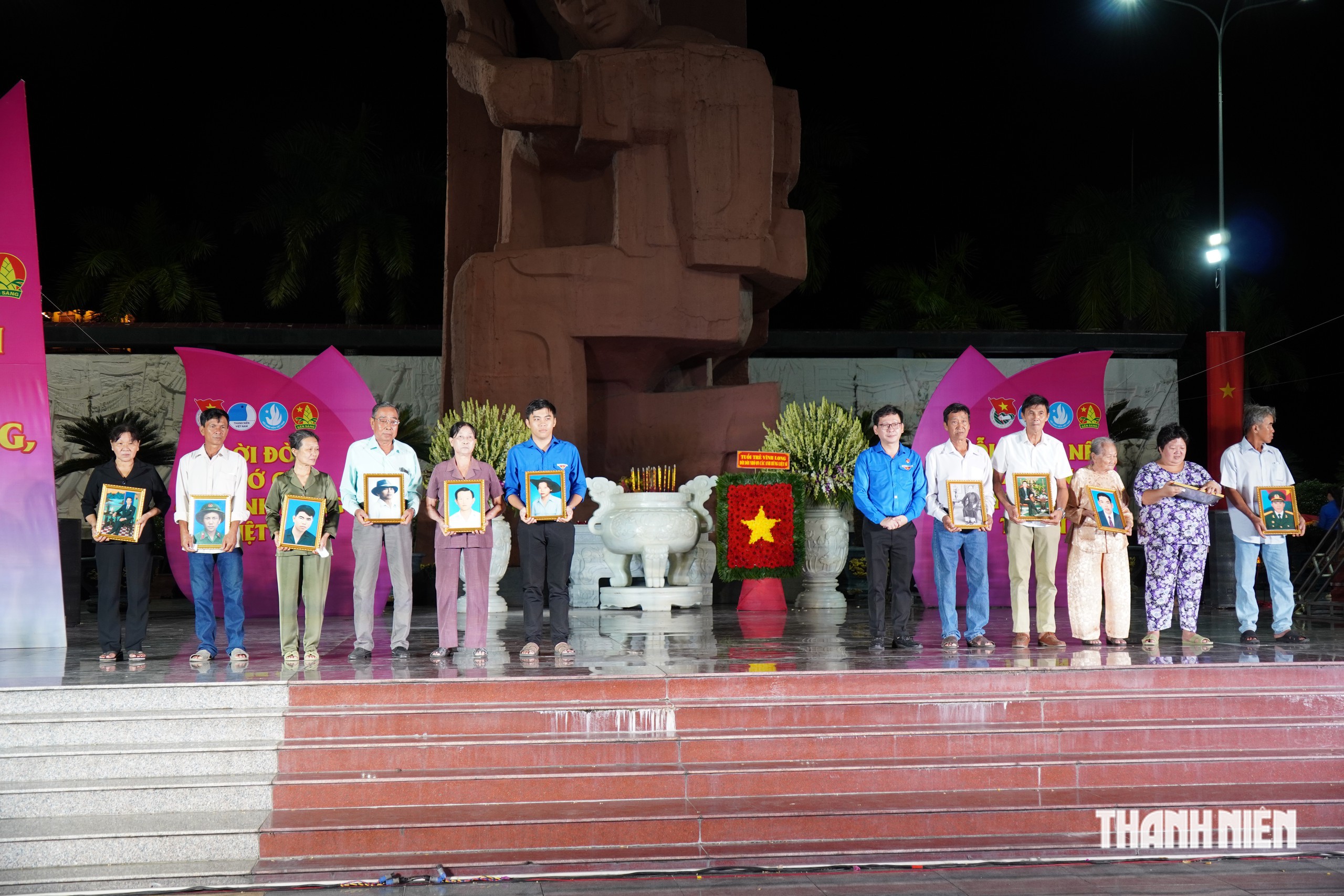 Thanh niên Vĩnh Long thắp nến tri ân liệt sĩ - Ảnh 6.