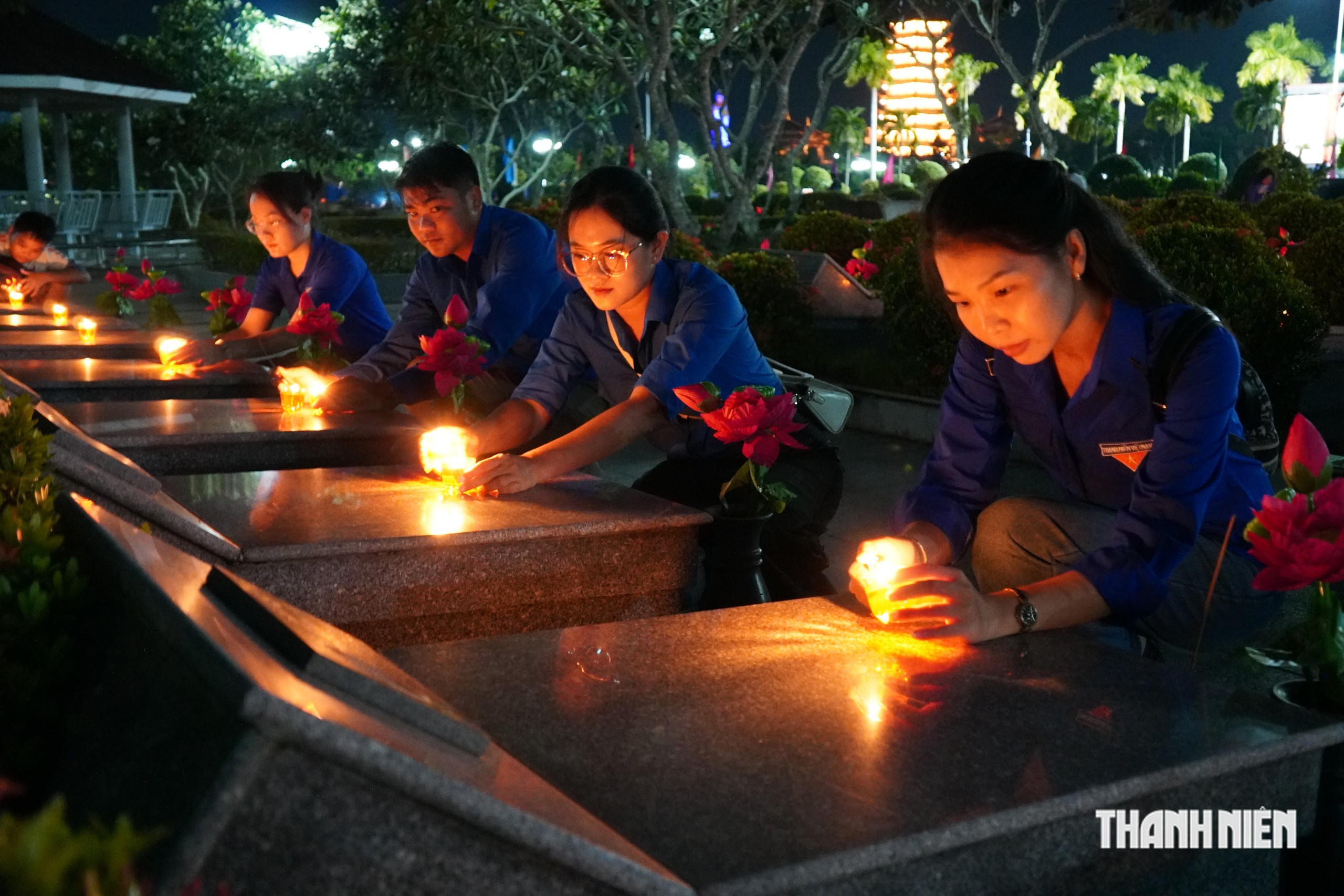 Thanh niên Vĩnh Long thắp nến tri ân liệt sĩ - Ảnh 8.
