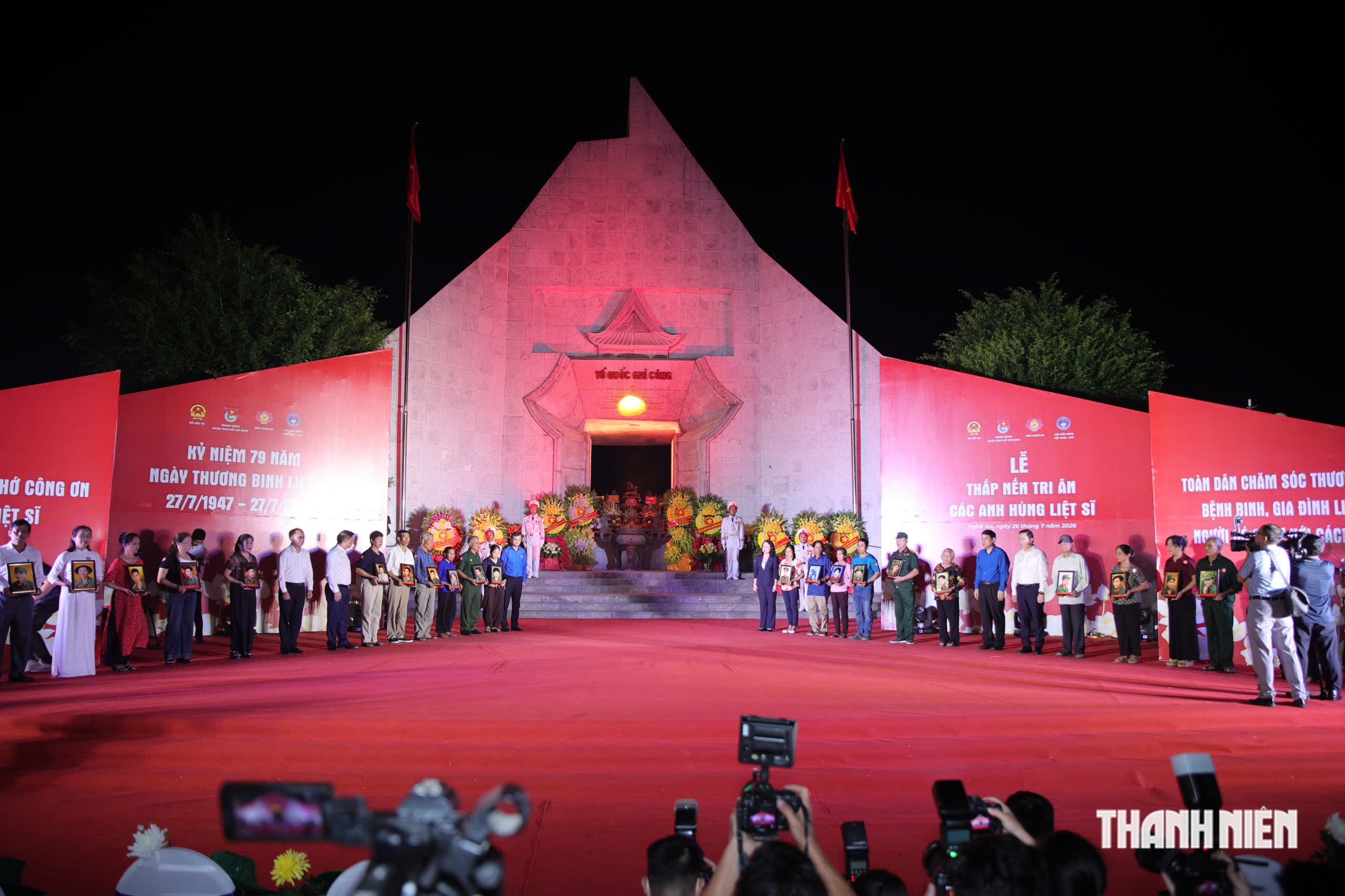 Lung linh &aacute;nh nến tri &acirc;n c&aacute;c anh h&ugrave;ng, liệt sĩ tại Nghĩa trang Việt - L&agrave;o- Ảnh 5.