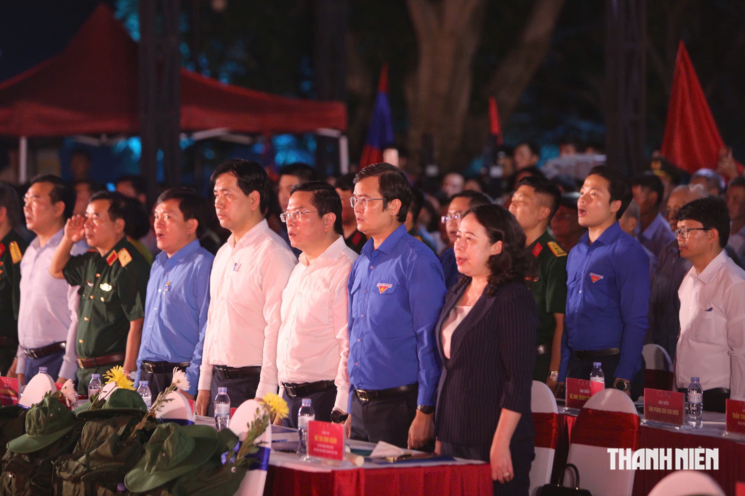 Lung linh &aacute;nh nến tri &acirc;n c&aacute;c anh h&ugrave;ng, liệt sĩ tại Nghĩa trang Việt - L&agrave;o- Ảnh 1.
