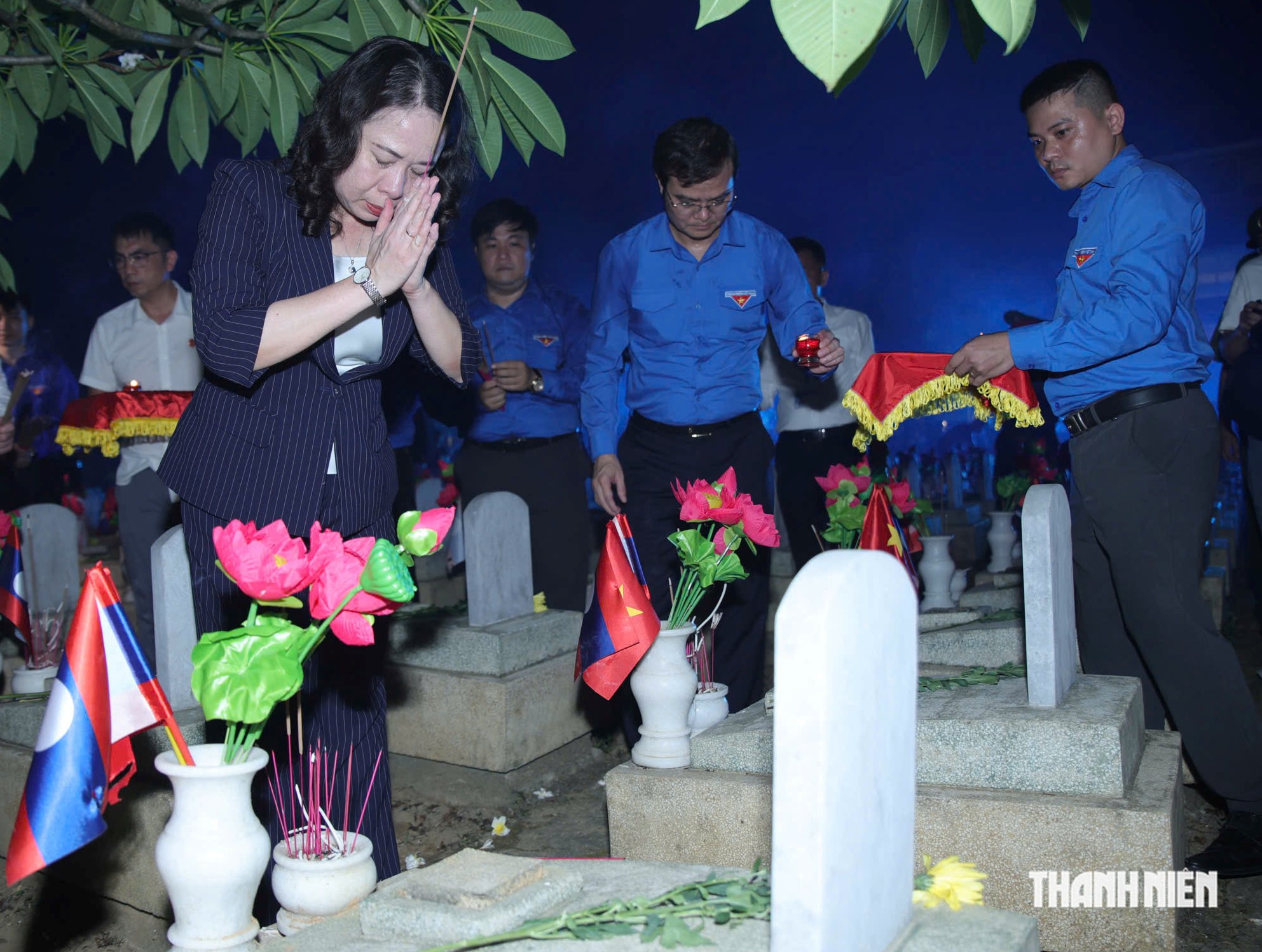 Lung linh &aacute;nh nến tri &acirc;n c&aacute;c anh h&ugrave;ng, liệt sĩ tại Nghĩa trang Việt - L&agrave;o- Ảnh 3.