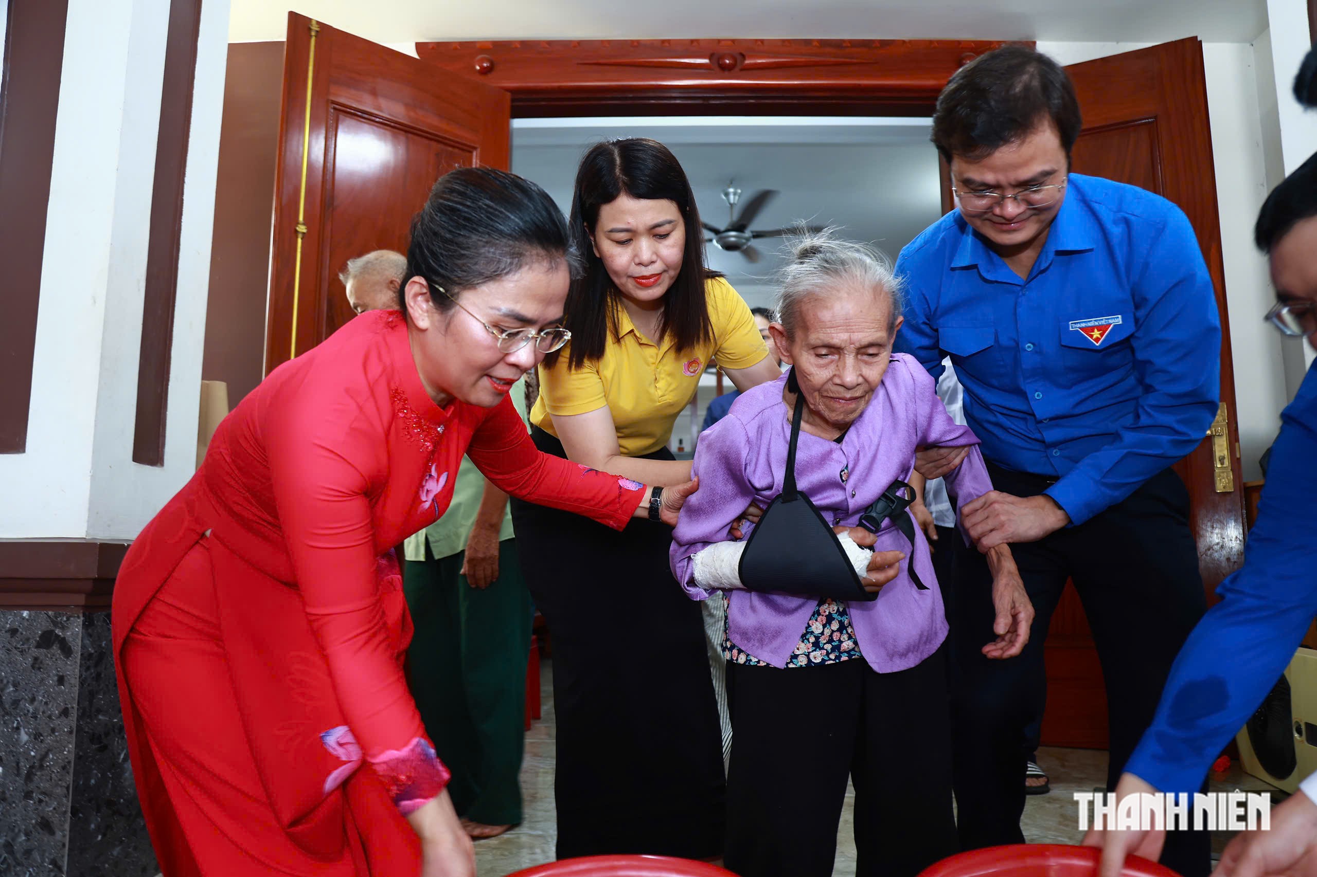 Bí thư thứ nhất T.Ư Đoàn Bùi Quang Huy thăm, tặng quà nữ cựu TNXP Truông Bồn- Ảnh 1.