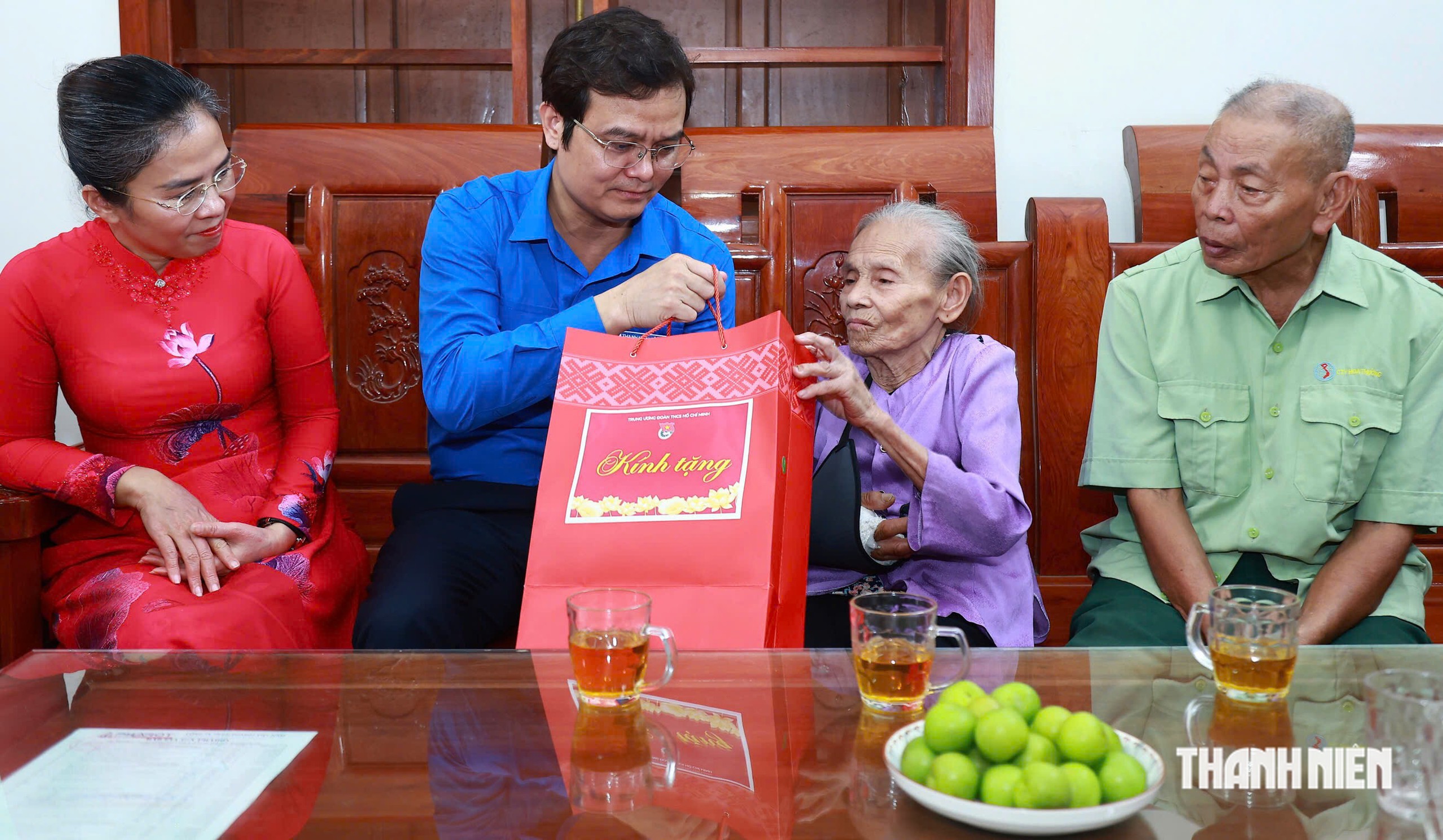 Bí thư thứ nhất T.Ư Đoàn Bùi Quang Huy thăm, tặng quà nữ cựu TNXP Truông Bồn- Ảnh 3.