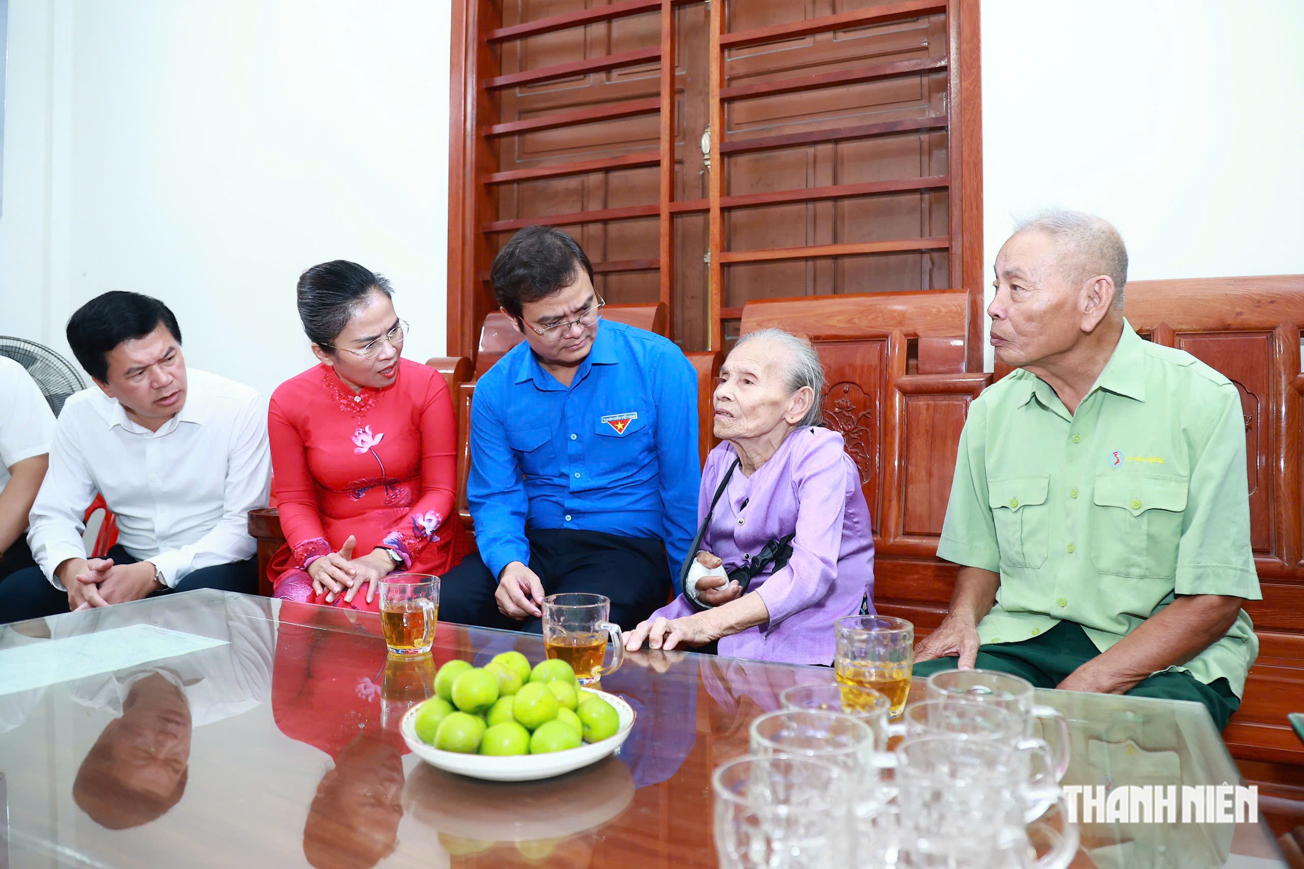 Bí thư thứ nhất T.Ư Đoàn Bùi Quang Huy thăm, tặng quà nữ cựu TNXP Truông Bồn- Ảnh 2.