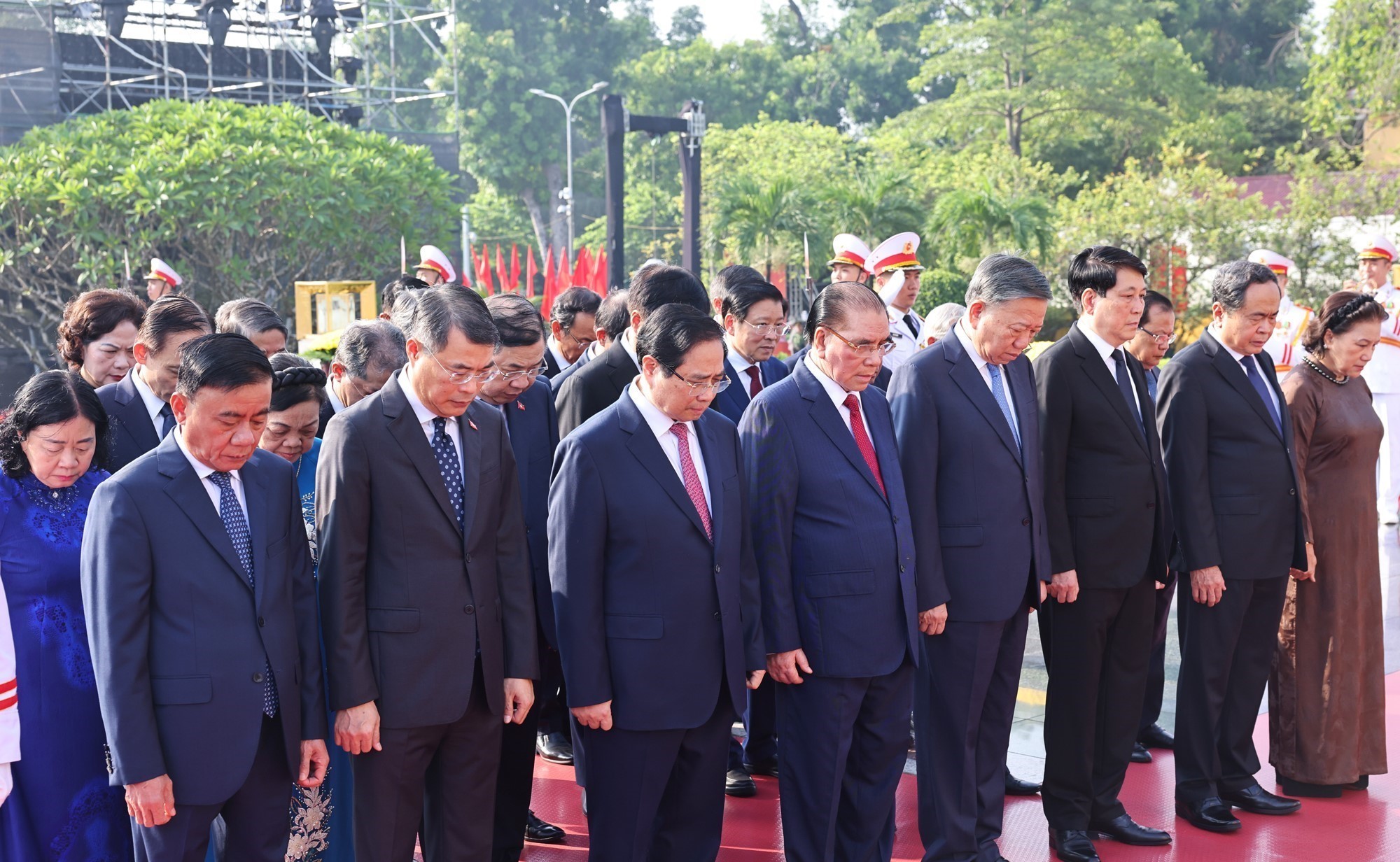 L&atilde;nh đạo Đảng, Nh&agrave; nước viếng Chủ tịch Hồ Ch&iacute; Minh, tưởng niệm Anh h&ugrave;ng liệt sĩ- Ảnh 4.