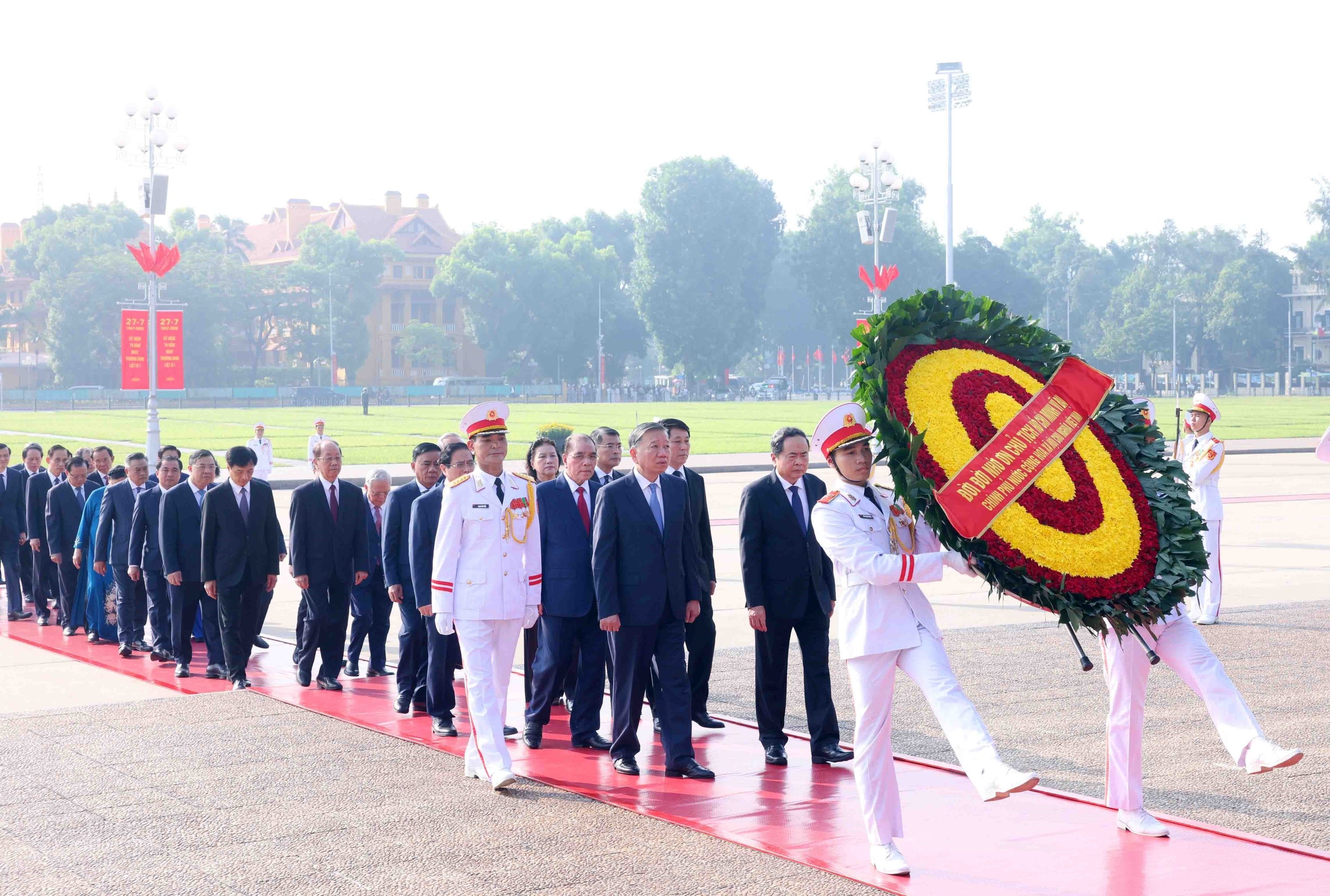 L&atilde;nh đạo Đảng, Nh&agrave; nước viếng Chủ tịch Hồ Ch&iacute; Minh, tưởng niệm Anh h&ugrave;ng liệt sĩ- Ảnh 1.