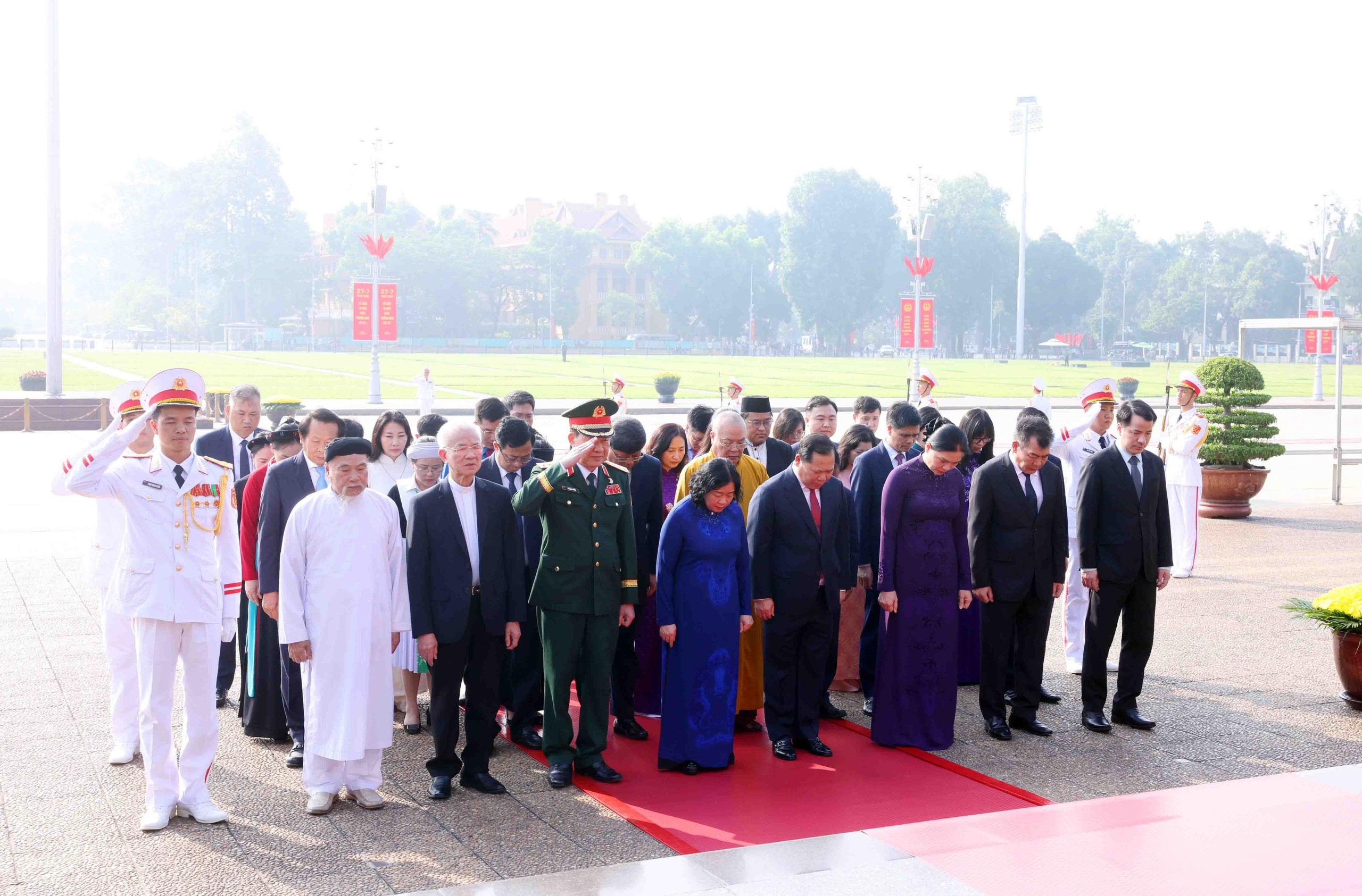 L&atilde;nh đạo Đảng, Nh&agrave; nước viếng Chủ tịch Hồ Ch&iacute; Minh, tưởng niệm Anh h&ugrave;ng liệt sĩ- Ảnh 3.