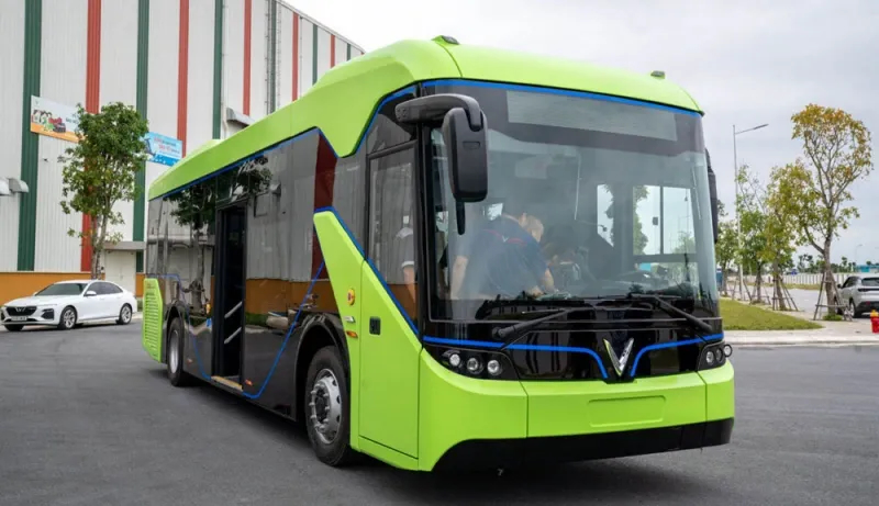 Quảng Ninh thí điểm xe buýt điện đưa đón học sinh- Ảnh 1.