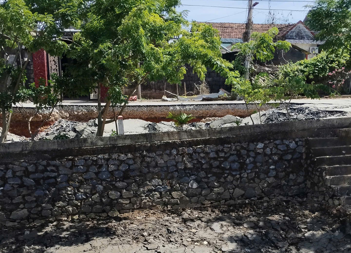 Đường liên xã ở Quảng Trị sụt lún dài khoảng 50 m, cấm phương tiện lưu thông - Ảnh 1.