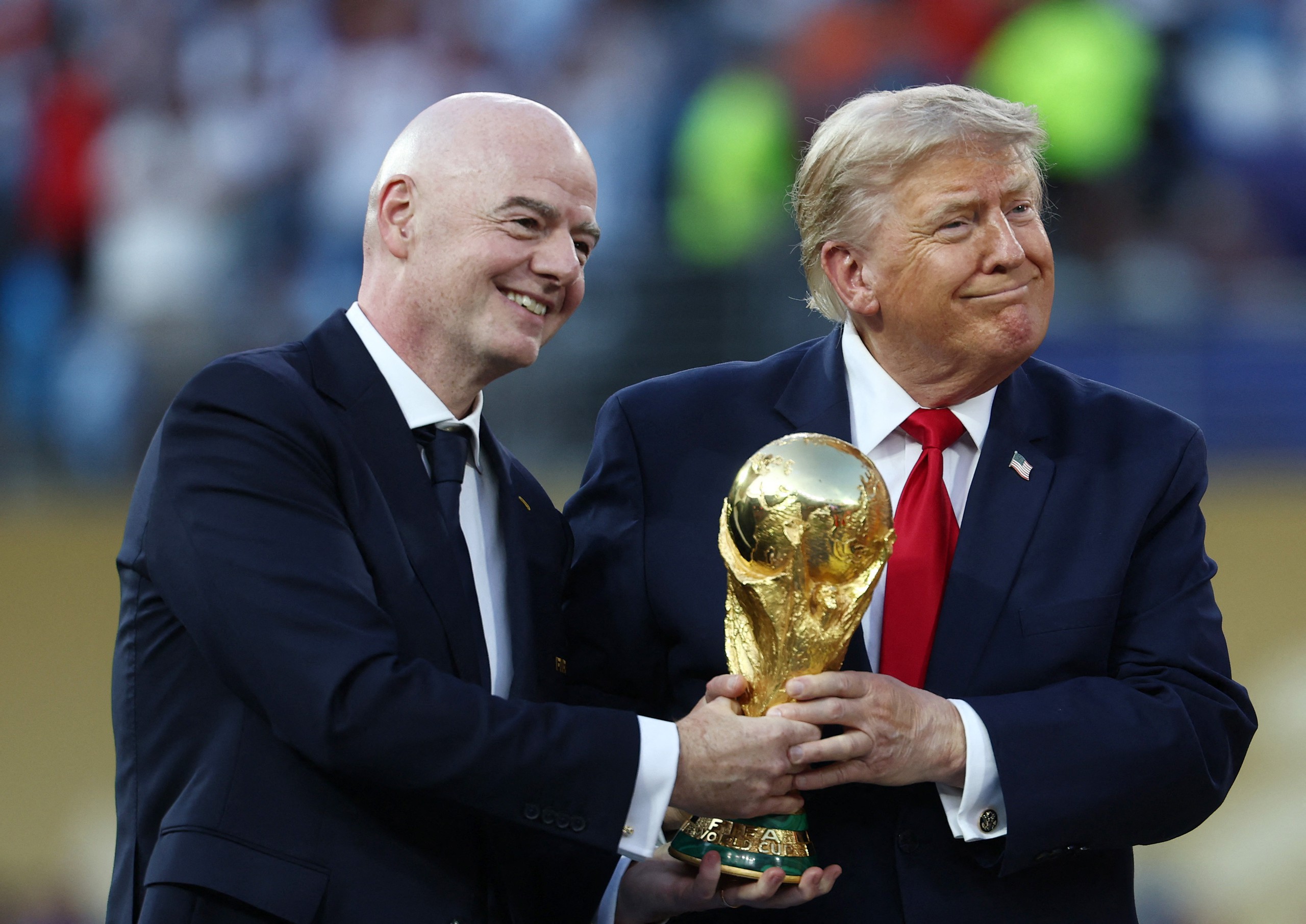 Đảng Dân chủ Mỹ điều tra quan hệ giữa Chủ tịch FIFA và ông Trump - Ảnh 2.
