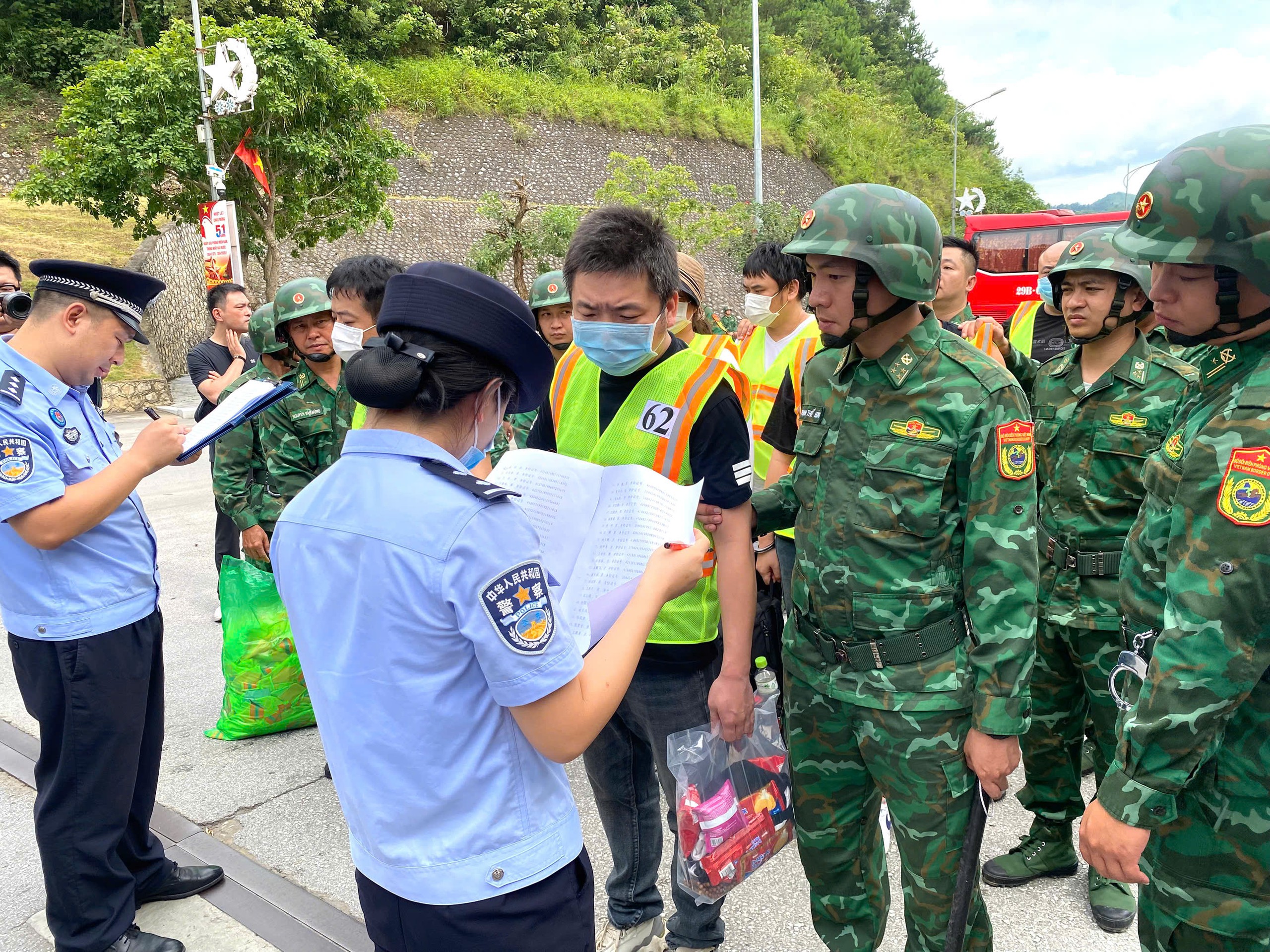 TP.HCM phối hợp trục xuất 76 công dân Trung Quốc vi phạm pháp luật - Ảnh 2.