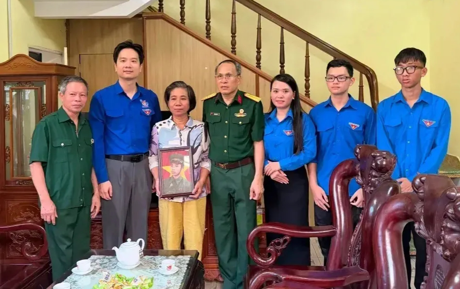 Phục dựng ảnh liệt sĩ trao tặng thân nhân - Ảnh 1.