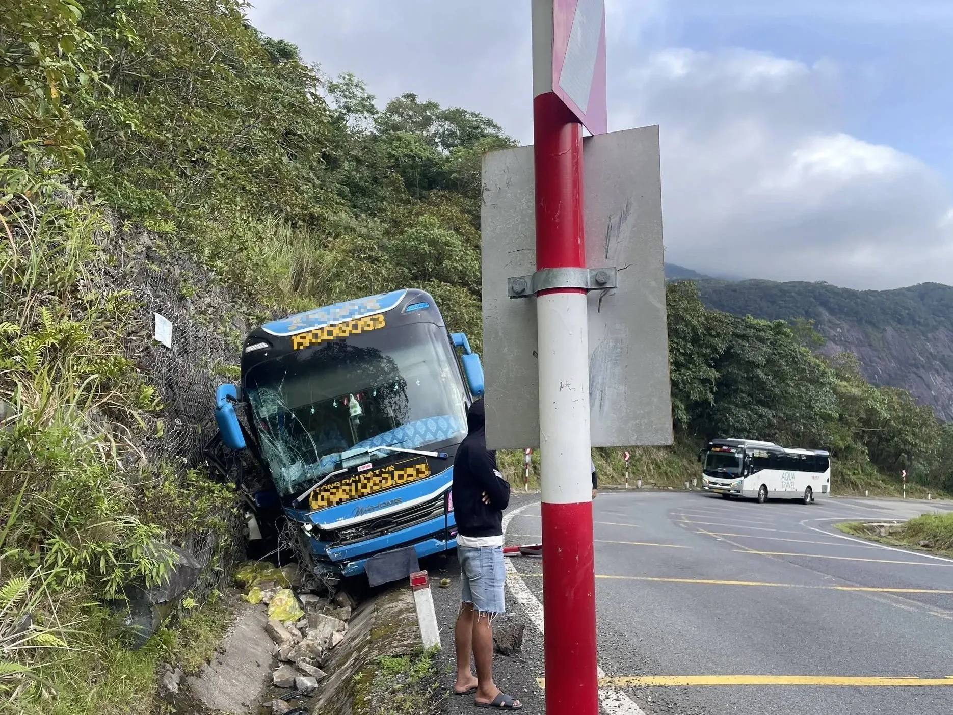 Nhiều người bị thương khi xe khách bất ngờ tông vào vách núi tại đèo Khánh Lê - Ảnh 1.