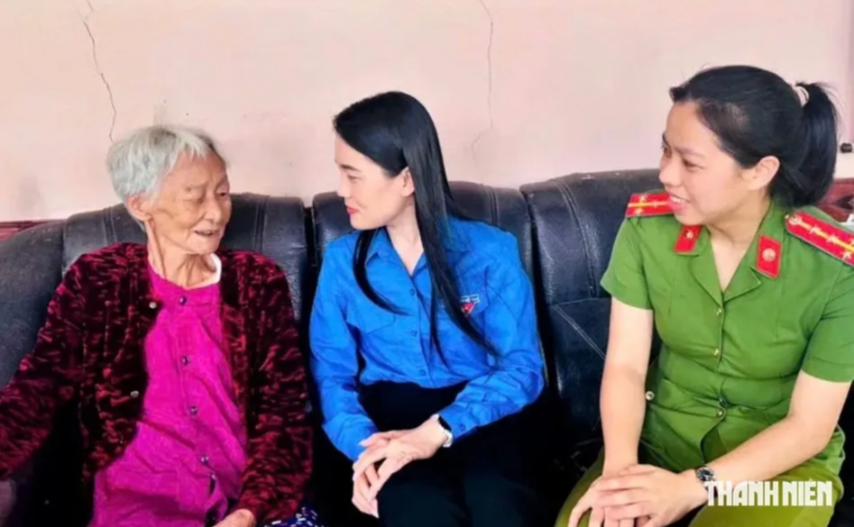 Những 'bữa cơm ấm tình' của người trẻ bên các Mẹ Việt Nam anh hùng - Ảnh 1.