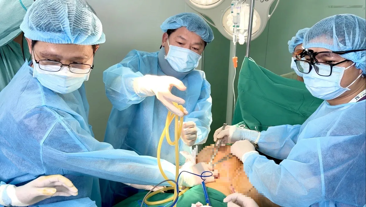 Hút ra gần 5 lít 'chất lạ' tồn tại hơn 20 năm trong ngực người phụ nữ - Ảnh 1.